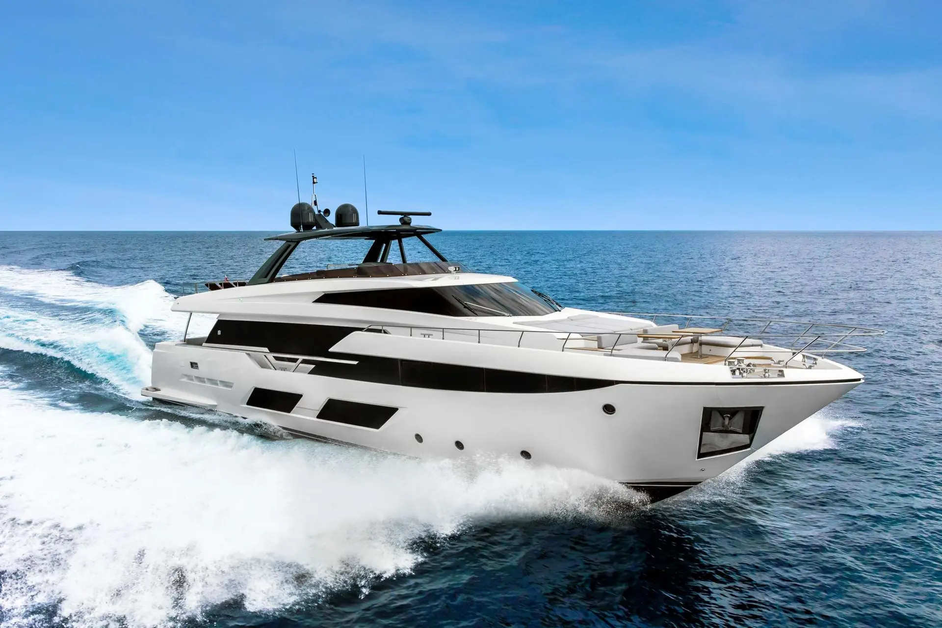 Ferretti 920 — Bateau à moteur blanc naviguant en mer, vu de trois quarts.