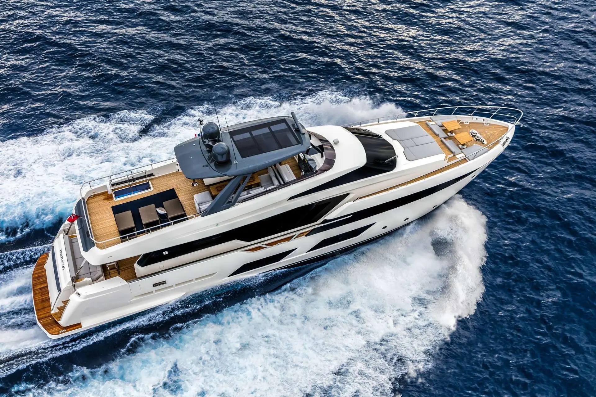 Ferretti 920 — Bateau à moteur blanc naviguant à pleine vitesse sur une mer agitée.
