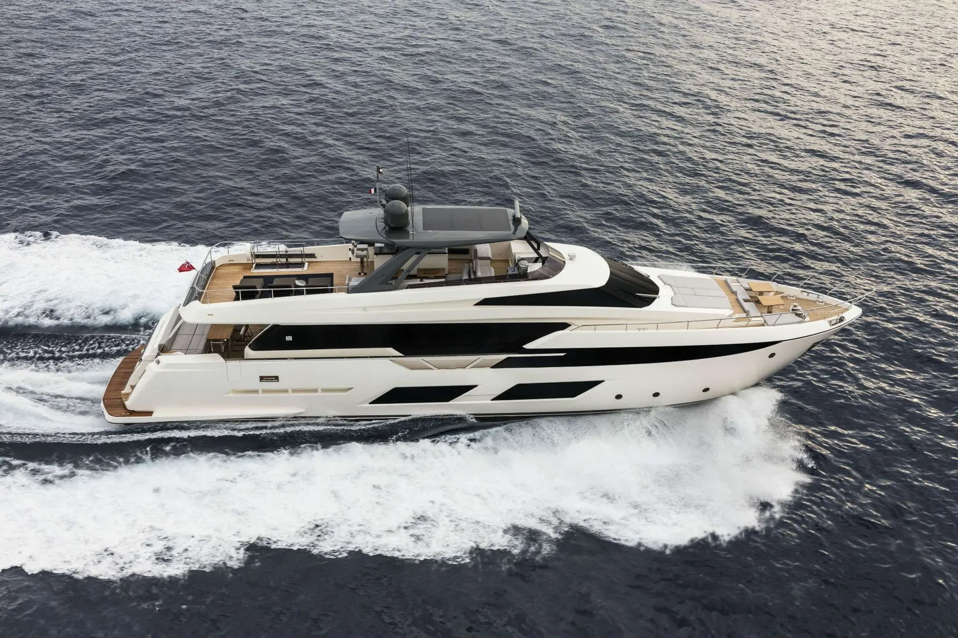 Ferretti 920 — Vue aérienne de profil d’un yacht blanc naviguant en mer.