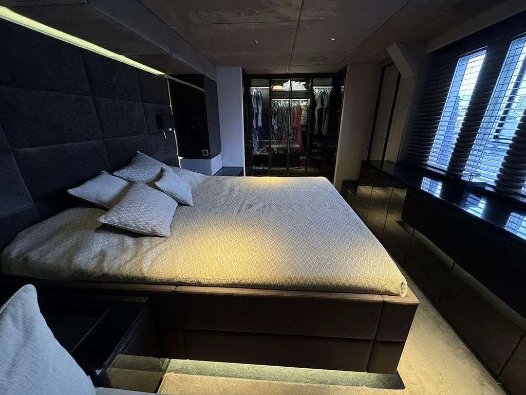 Sunreef Yachts Sunreef 70 — Cabine avec lit double, rangements vitrés et stores vénitiens.