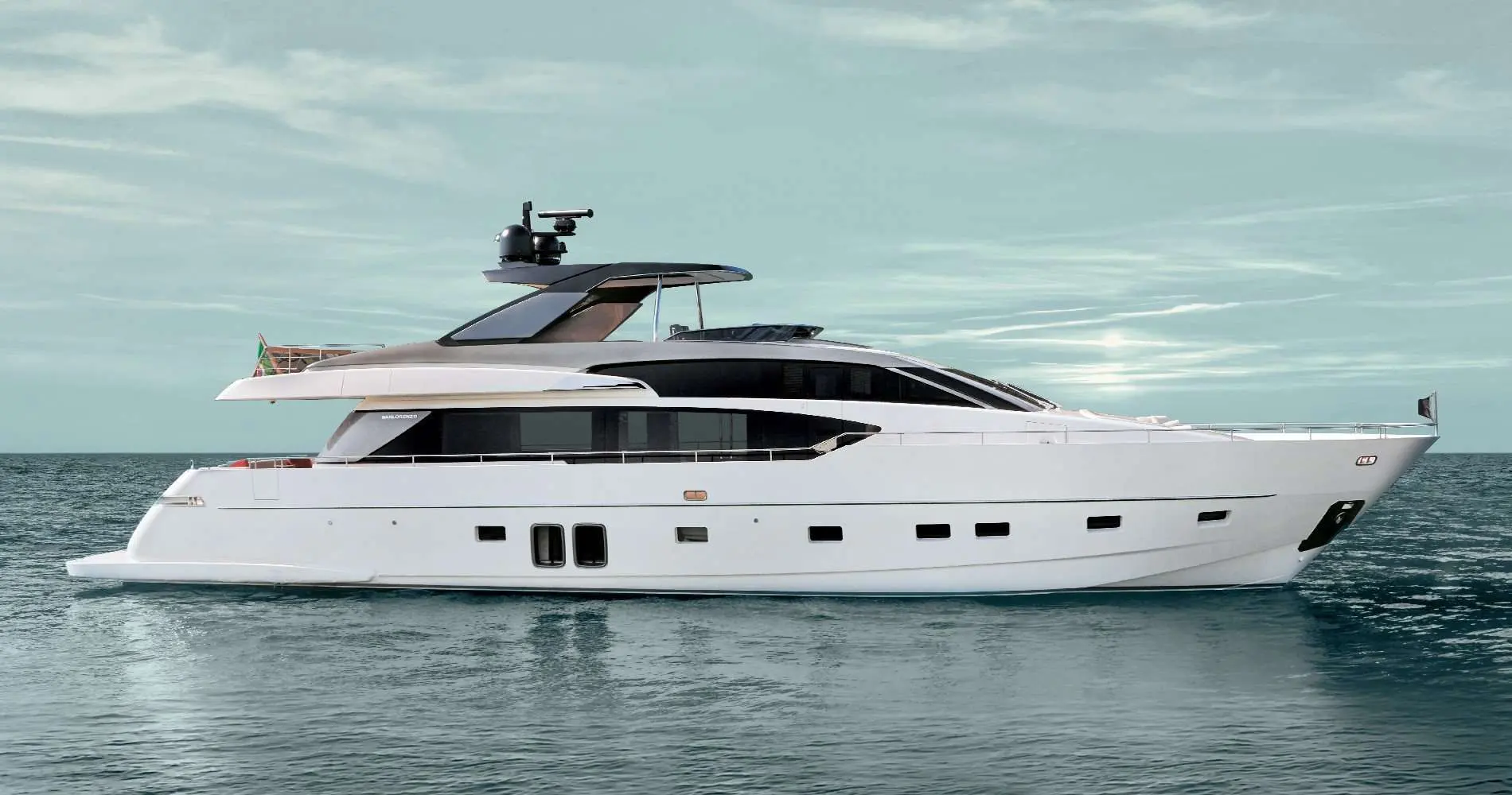 San Lorenzo 86 — Vue de profil d’un yacht à moteur blanc sur une mer calme.