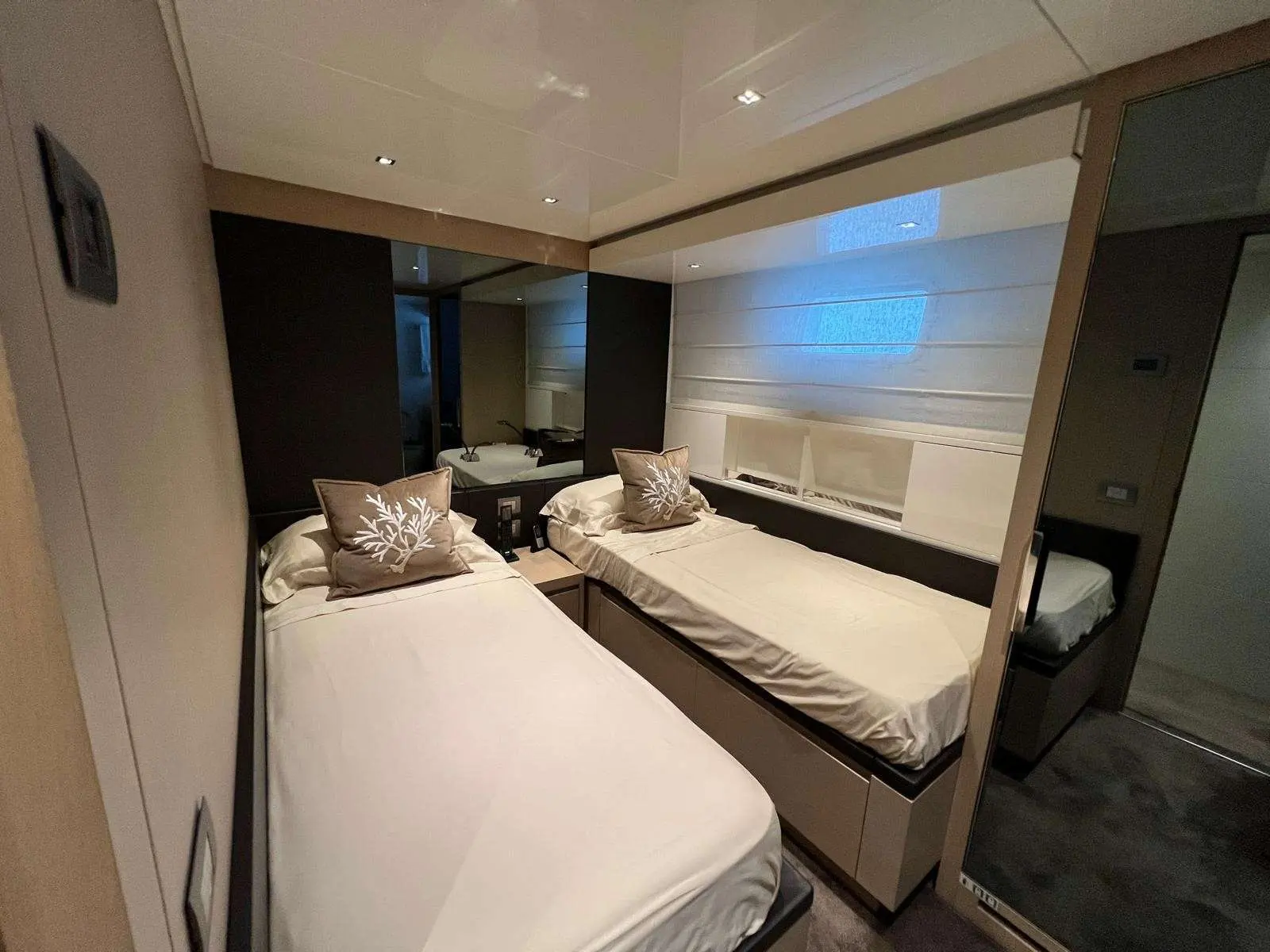 San Lorenzo 86 — Cabine avec deux lits simples, rangements intégrés et miroir.