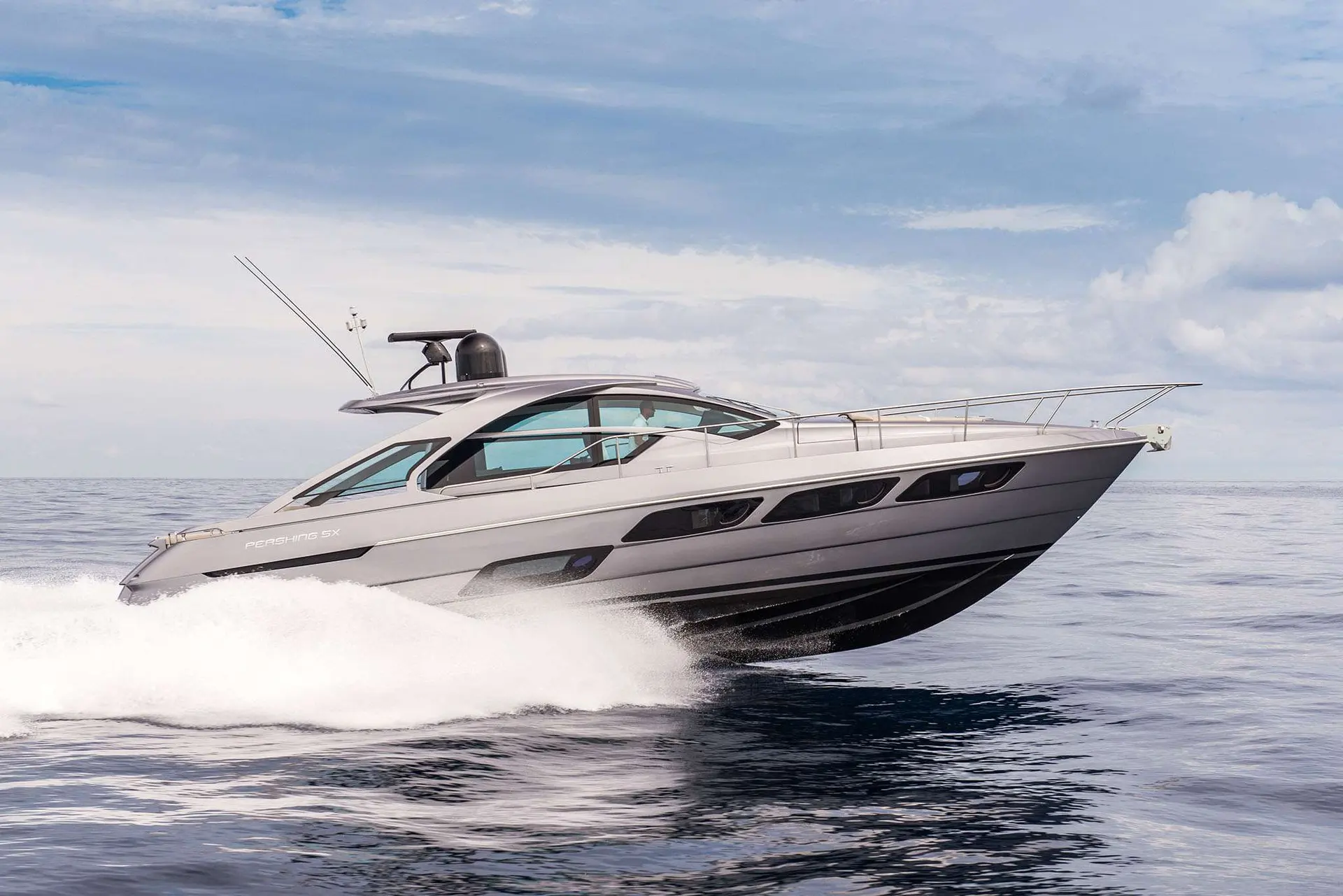 Pershing 5X — Bateau à moteur blanc naviguant à vive allure sur une mer calme.