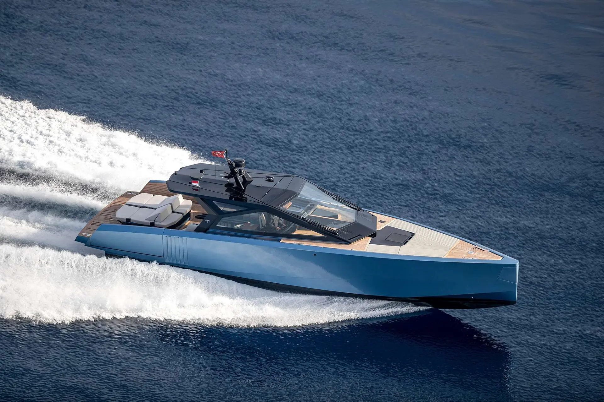 Wally Power 58 — Bateau à moteur bleu photographié en navigation sur une mer calme.