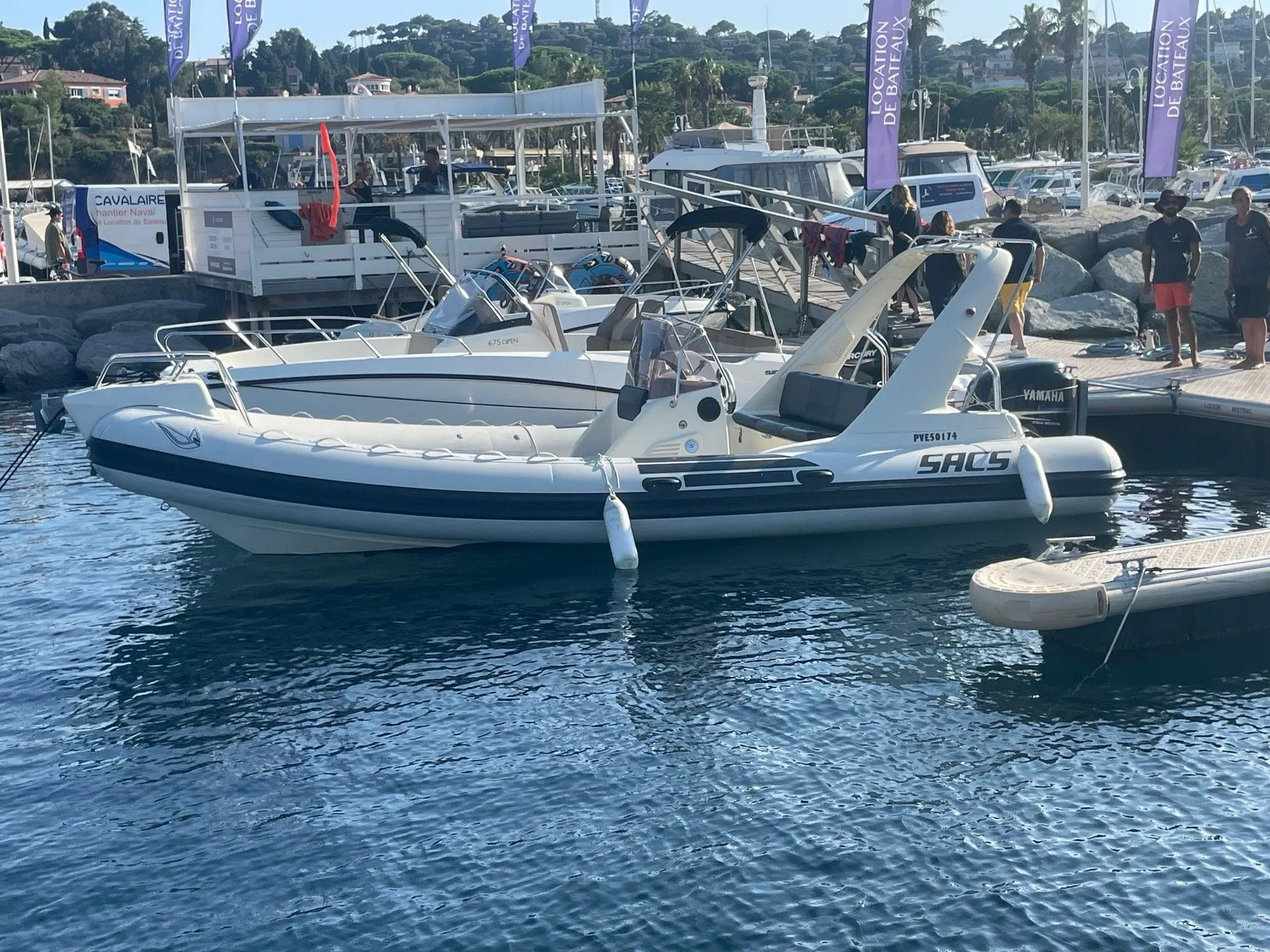 Sacs S 680 Ghost — Bateau semi-rigide SACS blanc amarré dans un port de plaisance.