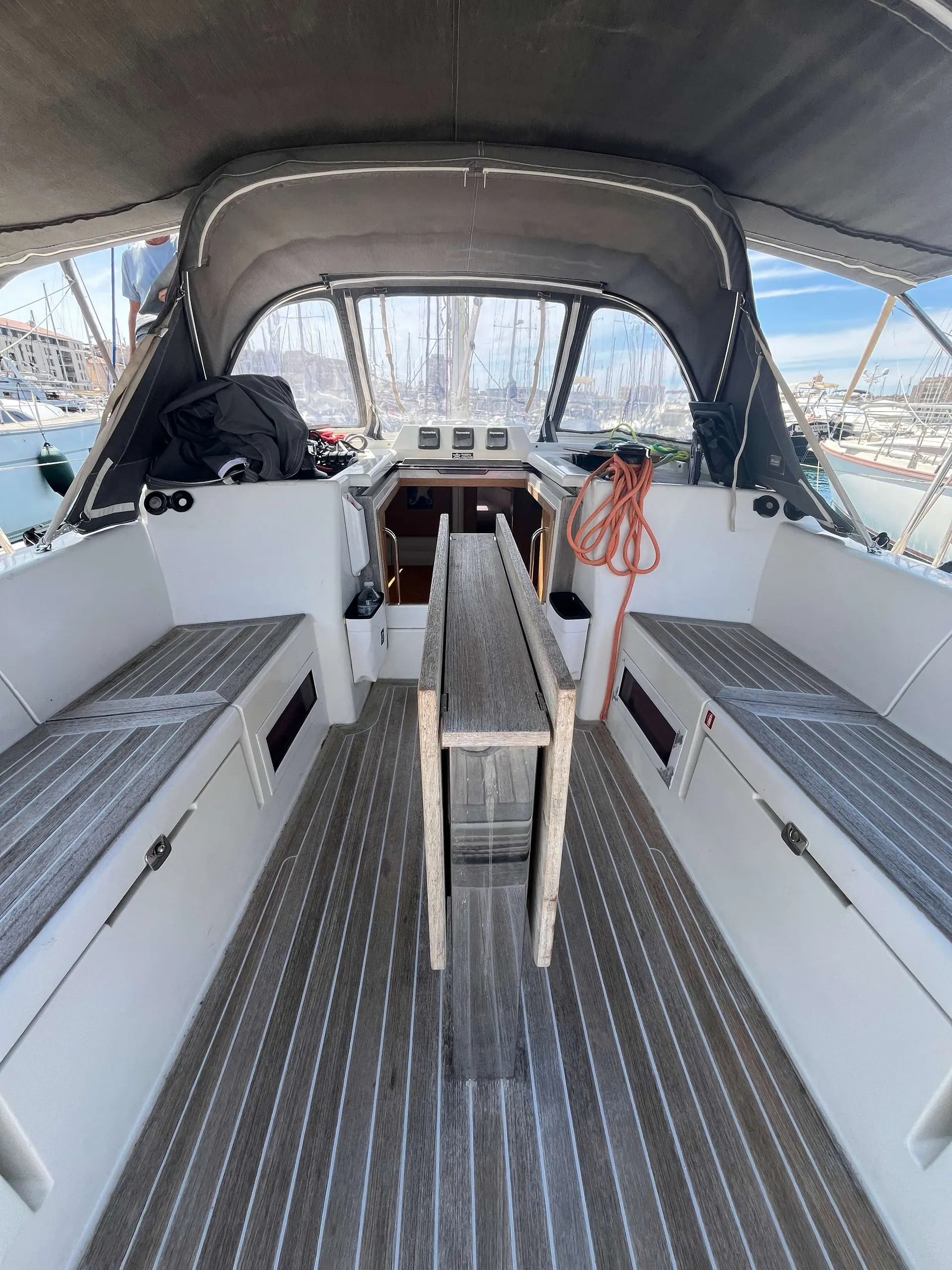 Solaris 42 — Cockpit arrière d’un voilier sous taud, avec poste de barre et accès à la cabine.