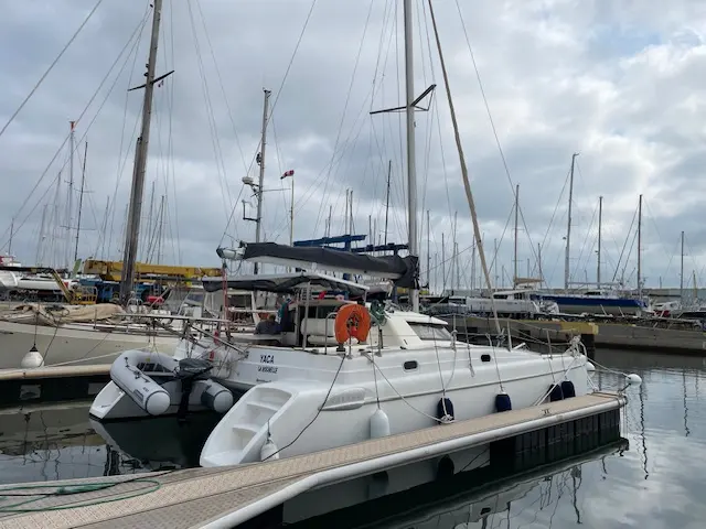 Fountaine Pajot Tobago 35 — Catamaran blanc amarré dans une marina, vu de trois quarts avant.