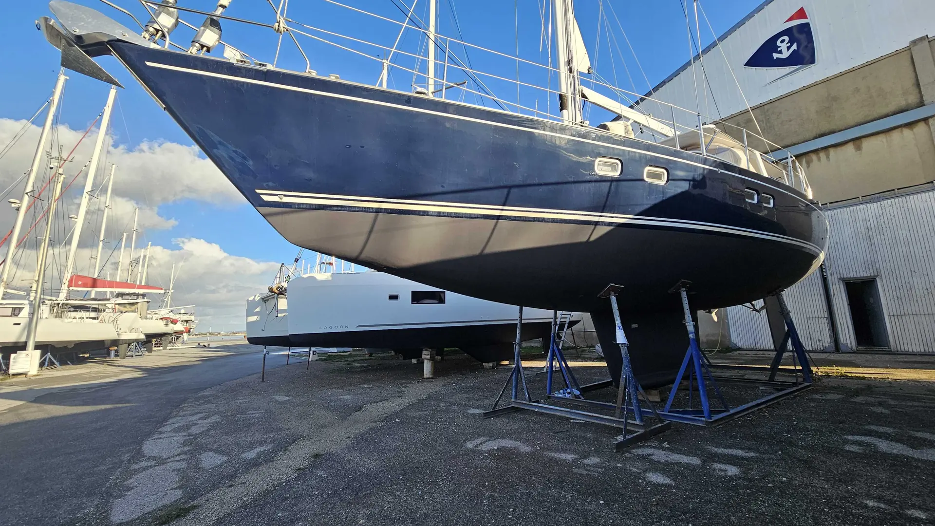 Wauquiez Pilot Saloon 60 — Voilier bleu présenté à terre sur bers dans un chantier naval.