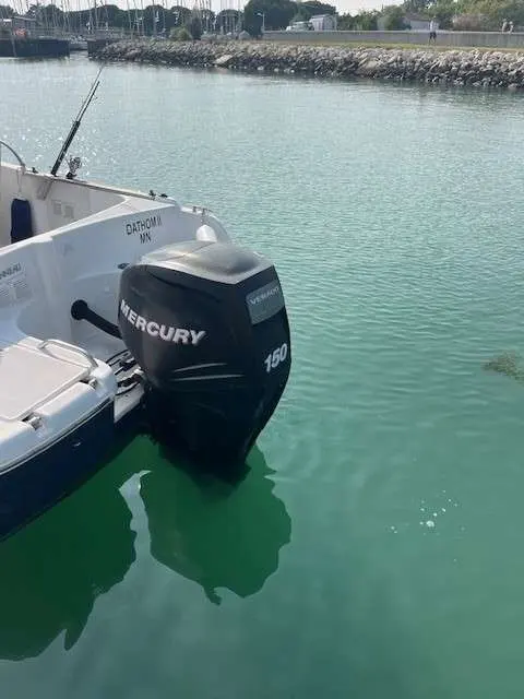 Jeanneau Cap Camarat 650 — Vue rapprochée de la poupe d’un bateau et de son moteur hors-bord Mercury 150.