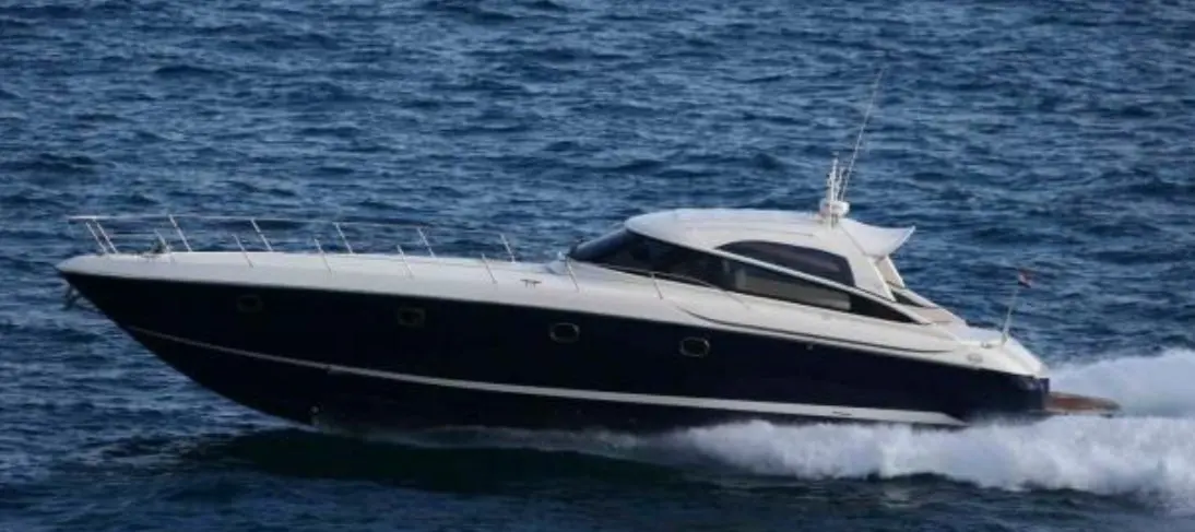 Baia Flash 48 — Vedette à moteur noire et blanche naviguant rapidement en mer.