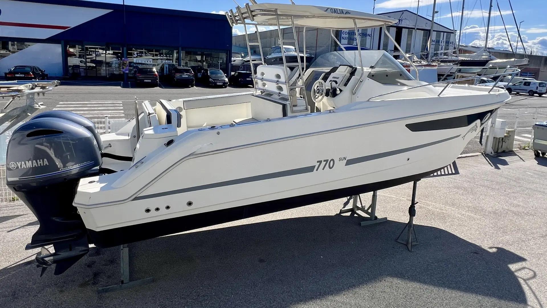 Galia 770 Sun Deck — Bateau blanc présenté hors de l’eau, vu de trois quarts côté tribord.