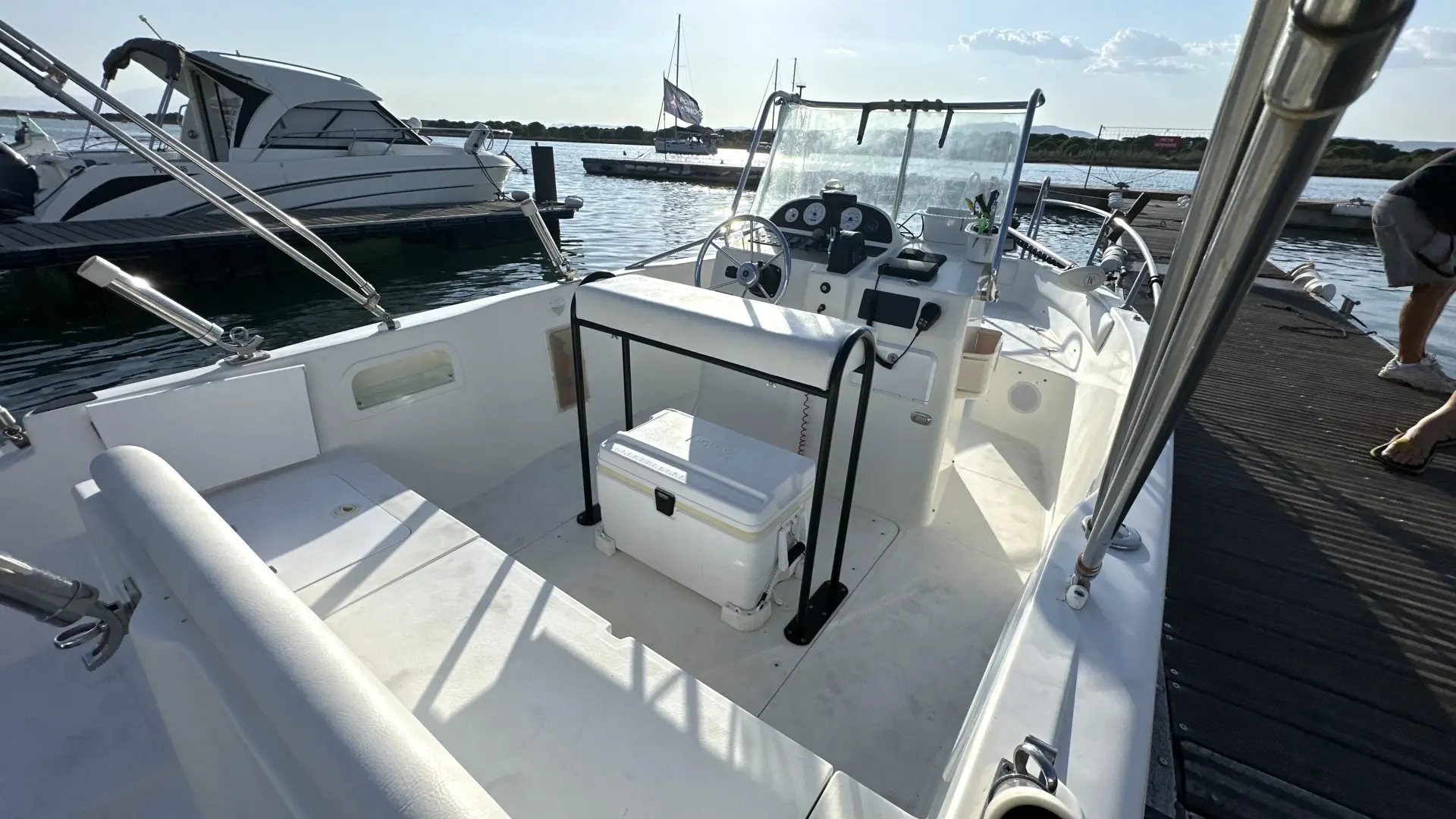 Northstar 190 CC — Vue du cockpit et du poste de pilotage d’un bateau amarré au ponton.