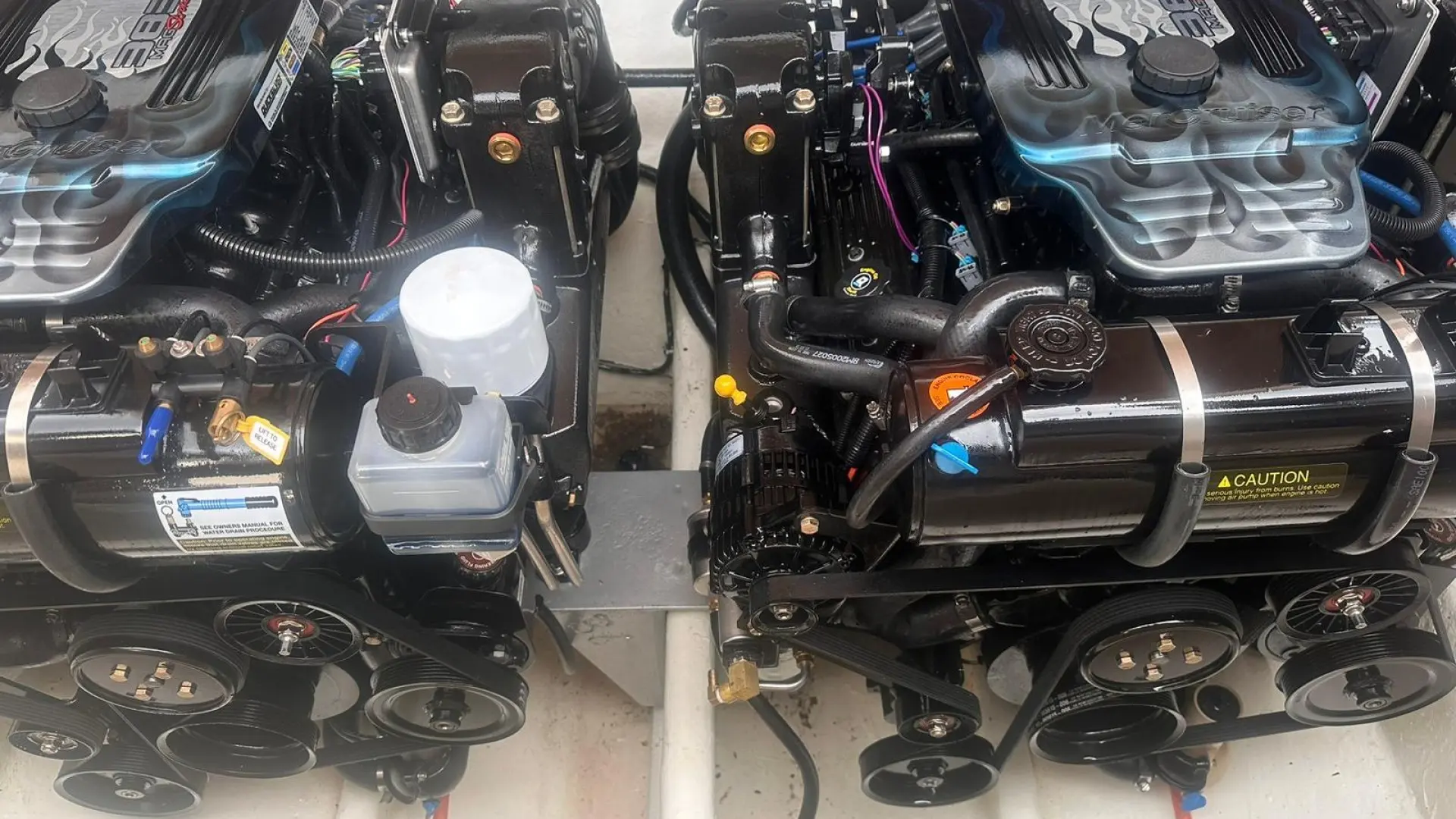 Abbate Bruno Primatist G 36 — Vue rapprochée de deux moteurs marins installés dans le compartiment moteur.