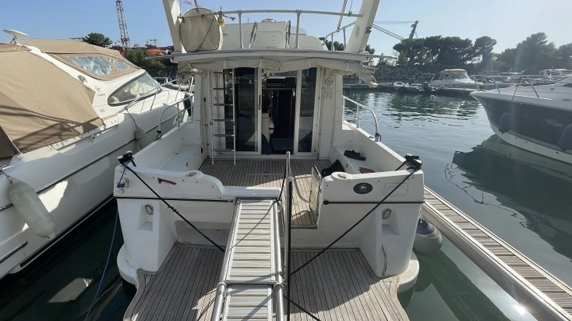 Della Pasqua DC 10 — Vue arrière d’un bateau à moteur amarré, avec cockpit et plateforme arrière visibles.
