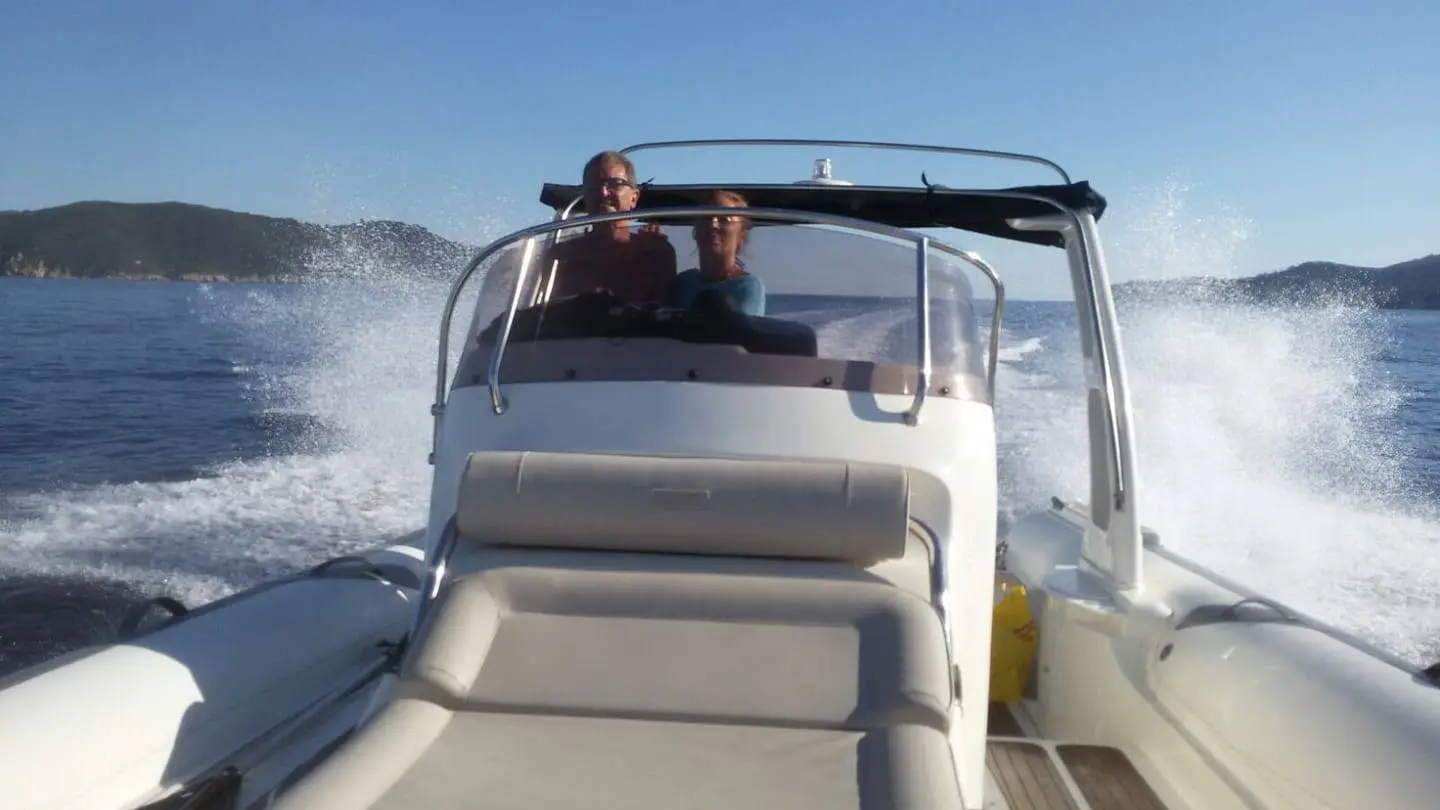 BWA 29 — Bateau pneumatique en navigation, vu depuis l'avant avec deux personnes à la console.