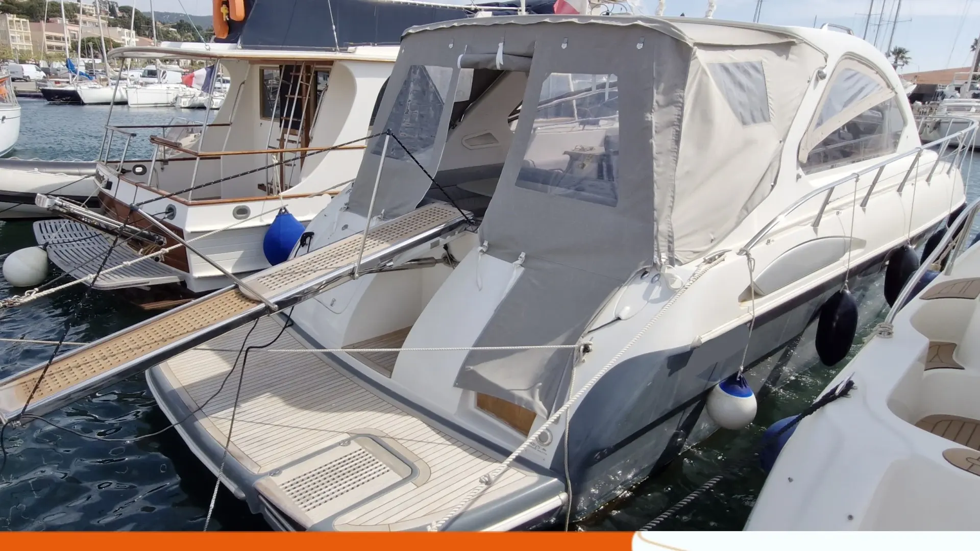 Airon Marine 400 T-Top — Bateau à moteur amarré dans un port, vu de trois quarts arrière.