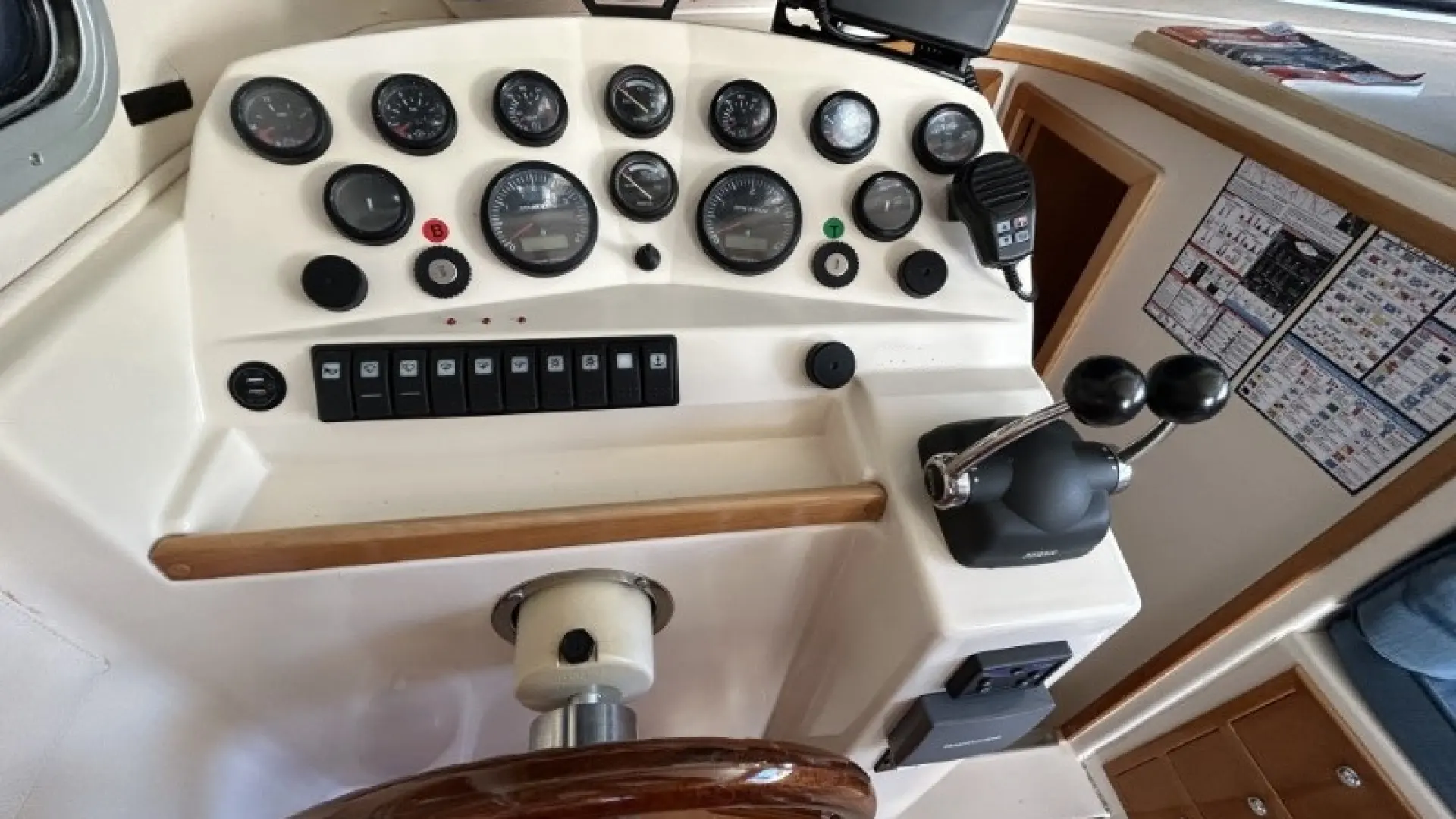 Rodman 970 — Poste de pilotage intérieur avec instruments, commandes et volant en bois.