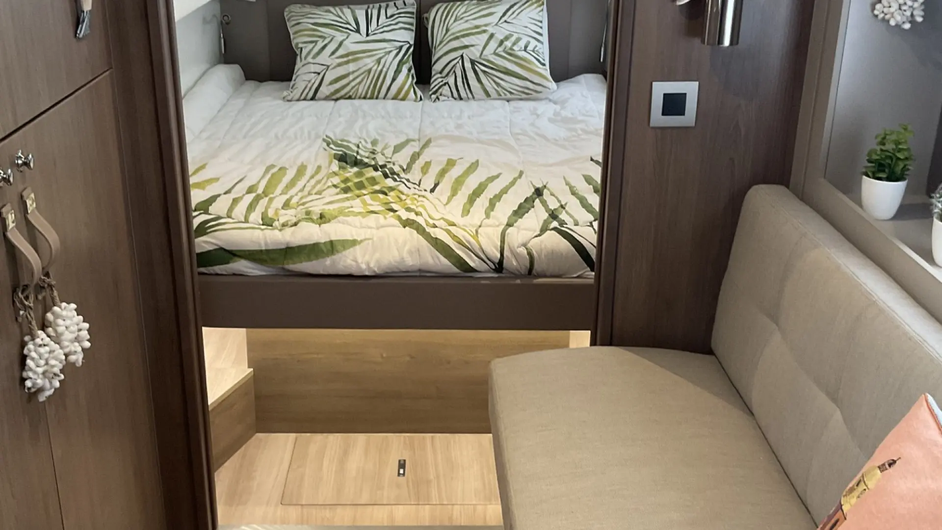 Bali Catamarans 42 — Cabine intérieure avec lit double, banquette et rangements en bois.