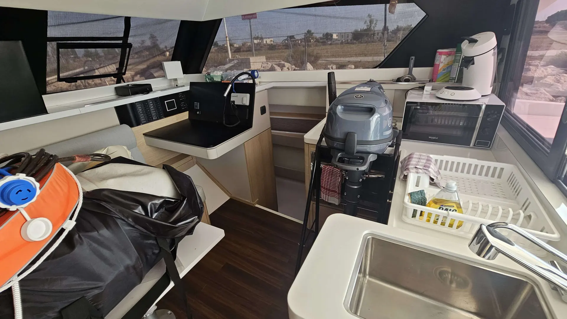 Aventura Yacht 34 — Vue intérieure du bateau montrant le poste de pilotage et un évier.