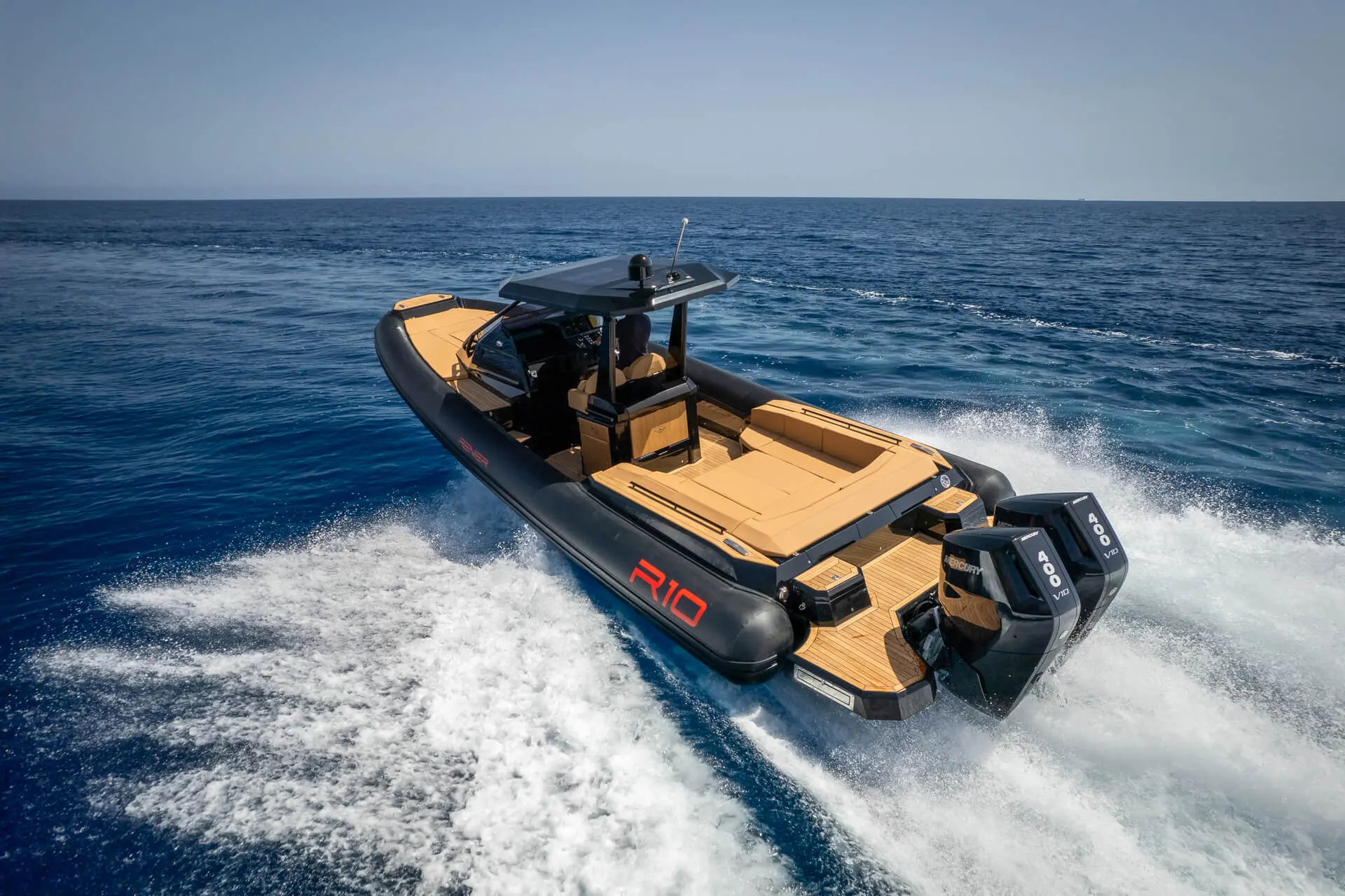 Renier R10 — Bateau semi-rigide naviguant au large, photographié depuis les airs.