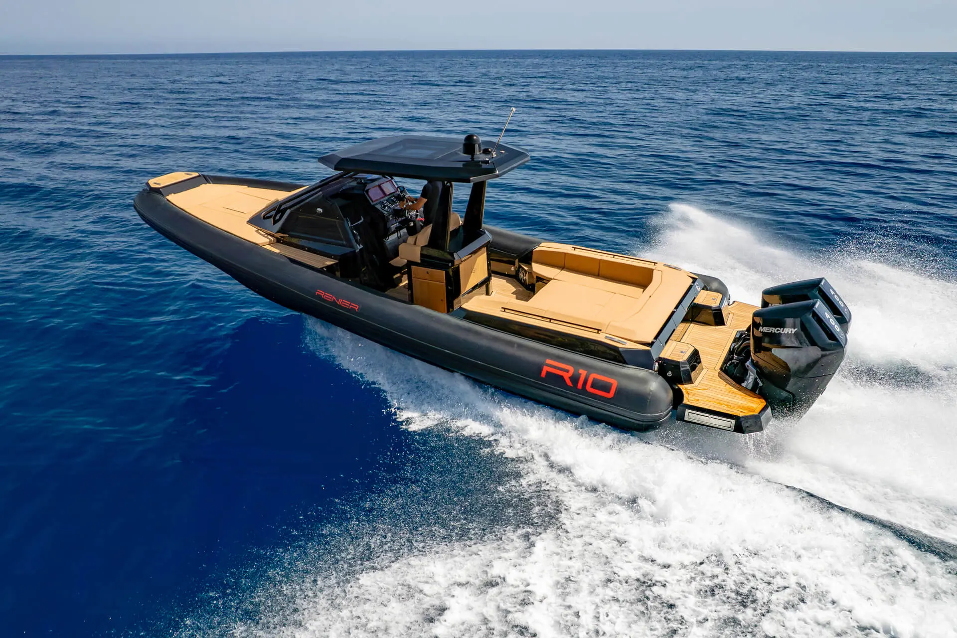 Renier R10 — Bateau semi-rigide à double moteur hors-bord naviguant en mer.