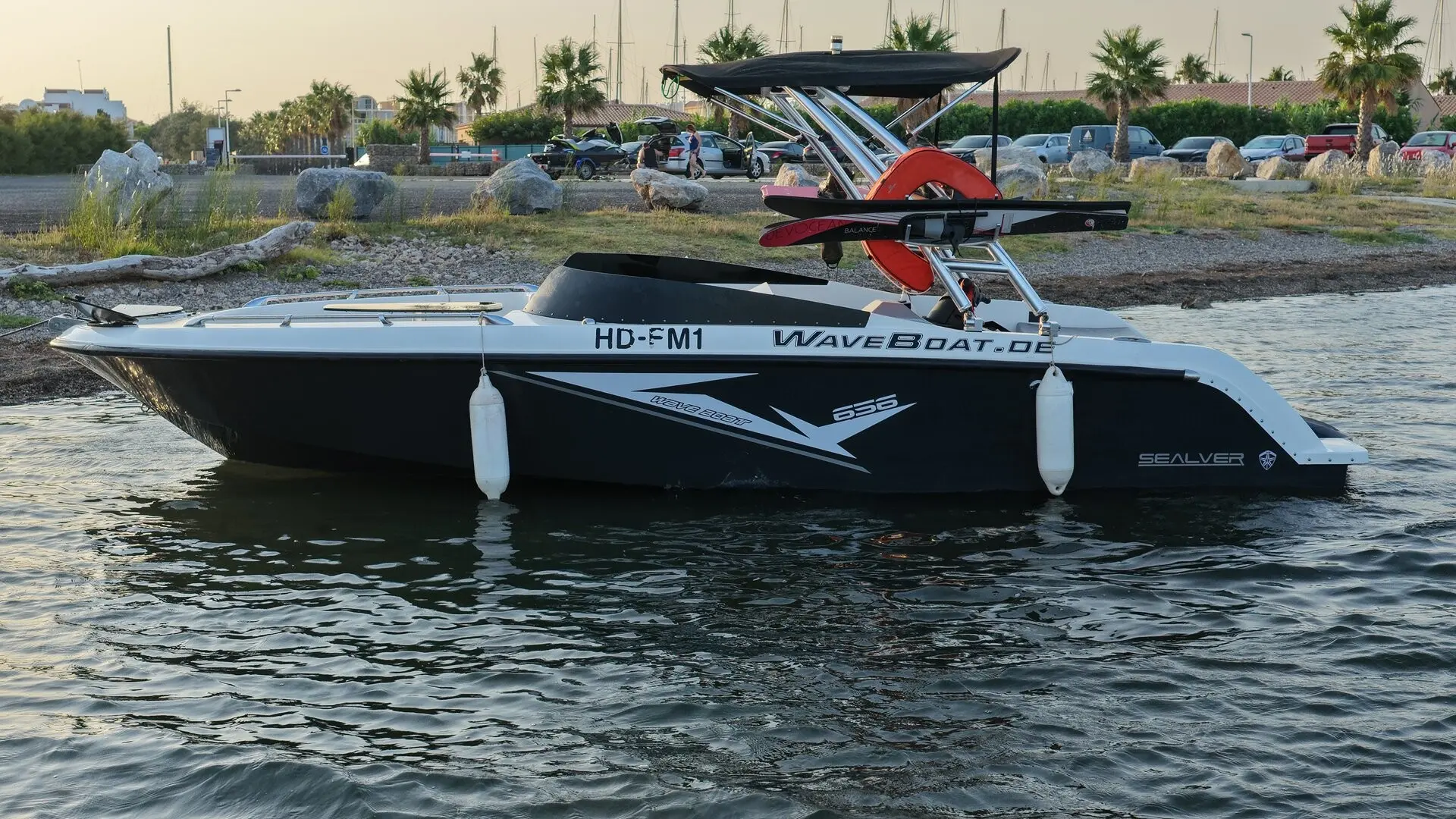 Sealver Wave Boat 656 — Vue latérale d’un bateau Sealver équipé d’un arceau et de flotteurs.