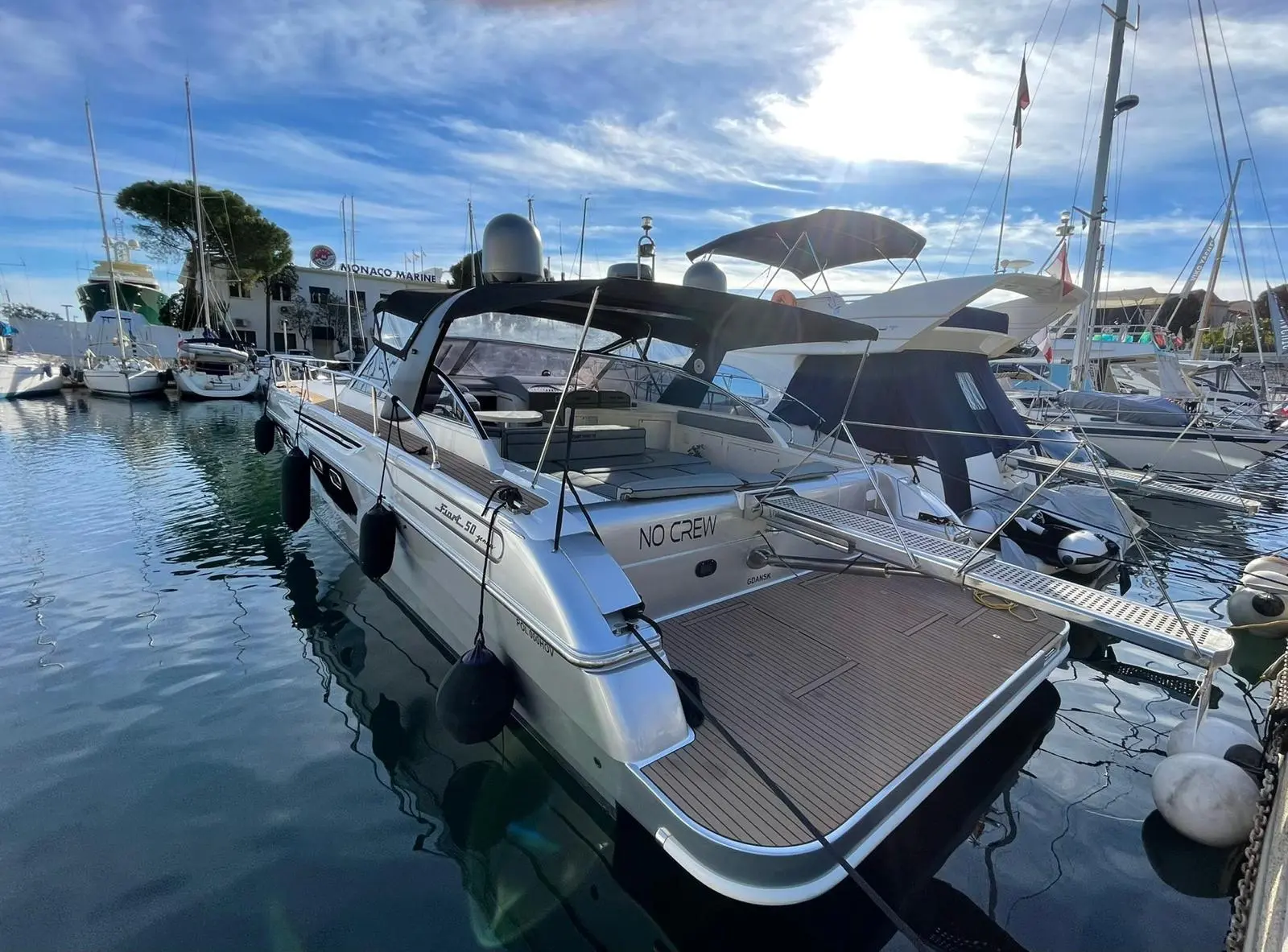 Fiart Mare Fiart 50 Genius — Bateau à moteur vu de trois quarts arrière dans un port de plaisance.