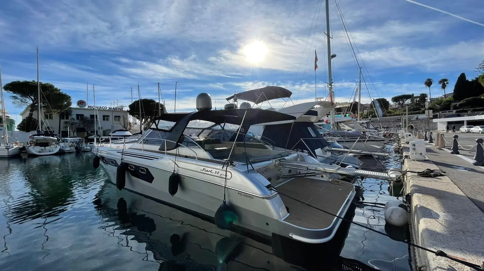 Fiart Mare Fiart 50 Genius — Bateau à moteur amarré dans un port, vu de trois quarts par l’arrière.