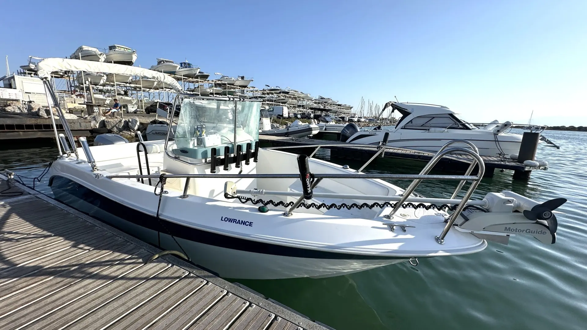 Northstar 190 CC — Bateau à console centrale amarré à un ponton dans une marina.