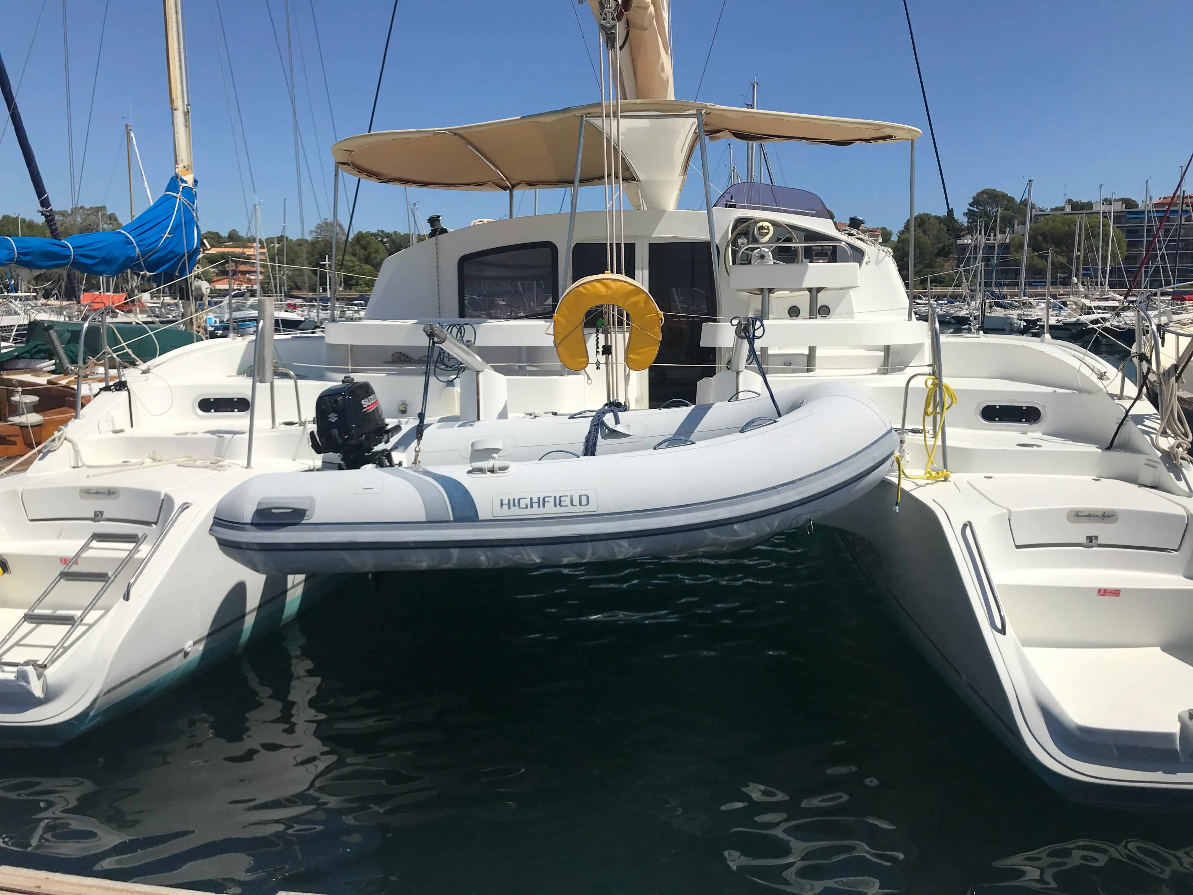 Fountaine Pajot Lavezzi 40 — Vue arrière d’un catamaran amarré, avec annexe sur la plateforme arrière.
