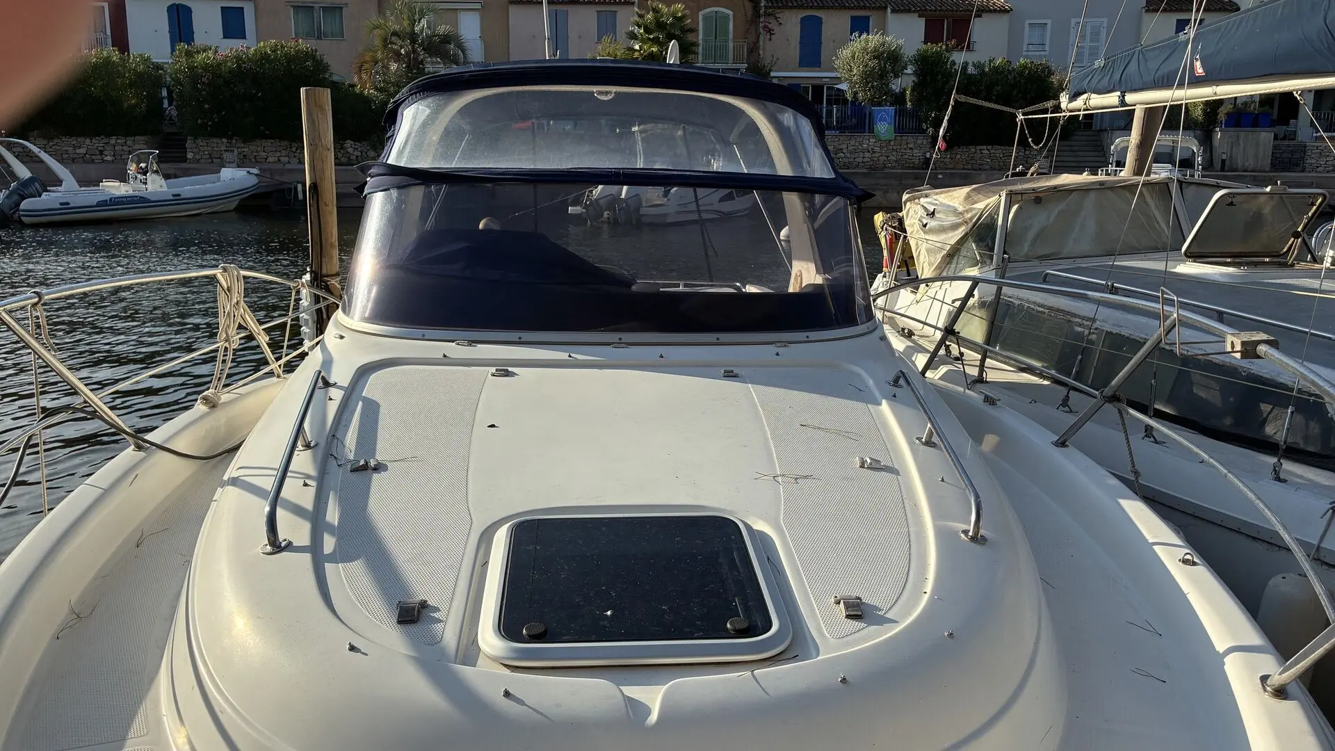 Faeton 29 Scape — Vue avant d’un bateau à moteur amarré, avec pare-brise et plage avant visibles.