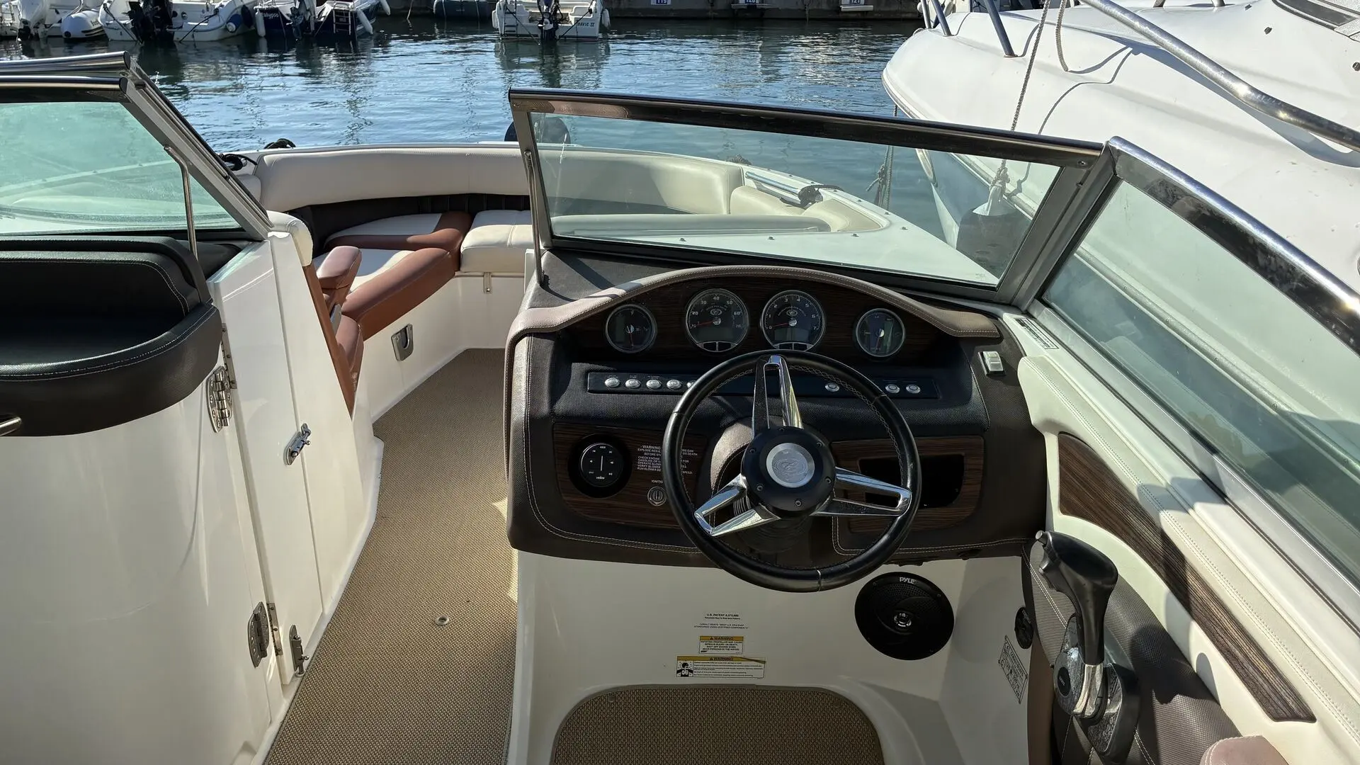 Cobalt 26 SD — Vue du poste de pilotage et de l’assise avant d’un bateau à moteur.