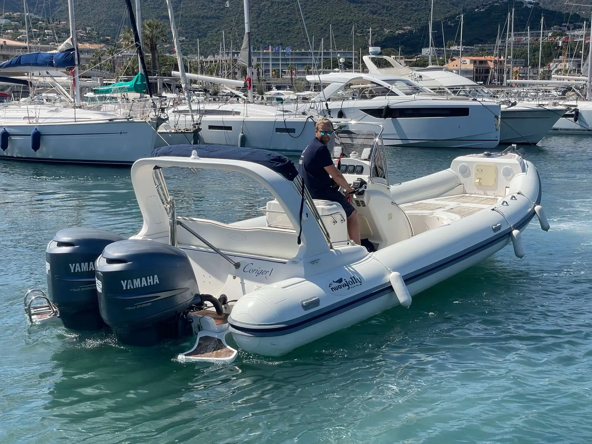Nuova Jolly King 820 Extreme — Semi-rigide blanc à double motorisation hors-bord dans un port, avec un homme à bord.