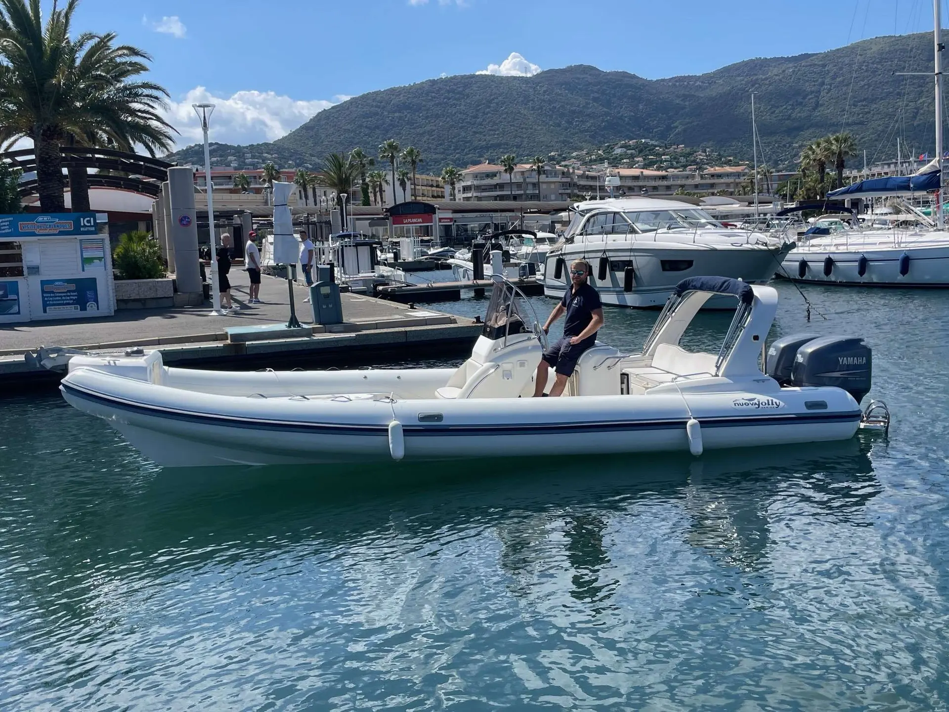 Nuova Jolly King 820 Extreme — Bateau pneumatique blanc photographié de profil dans un port de plaisance.