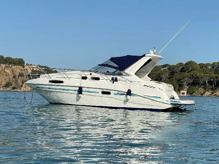 Sealine Bolero 28 — Bateau à moteur blanc vu de trois-quarts dans une baie, au mouillage.
