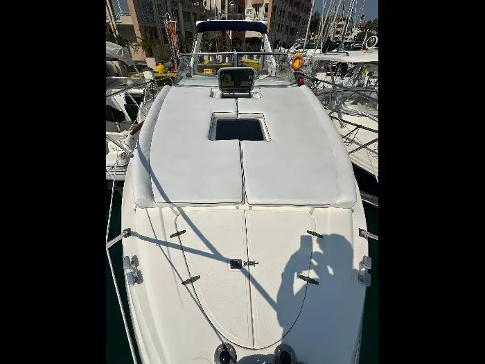 Sealine Bolero 28 — Vue plongeante de l’avant d’un bateau à moteur amarré dans un port.