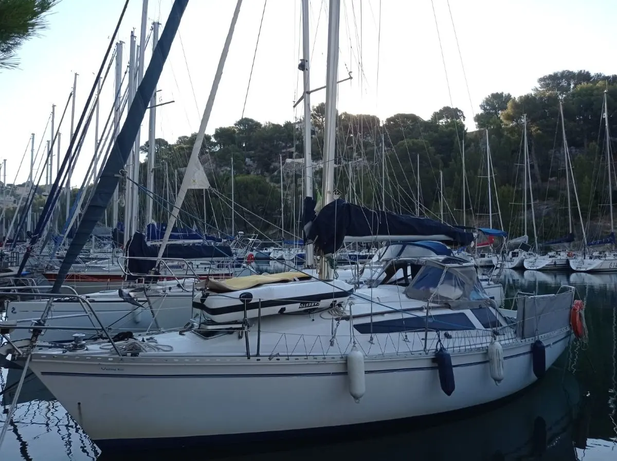 Gibert Marine Gib Sea 84 — Voilier blanc amarré dans une marina, entouré d'autres embarcations.
