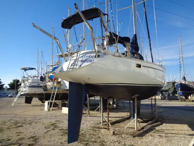 Irwin 41 — Voilier blanc vu de trois quarts à terre, posé sur bers dans un chantier naval.