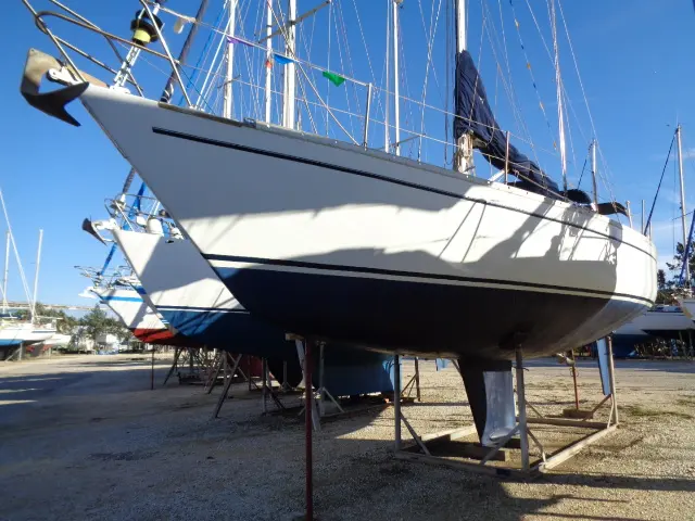 Irwin 41 — Voilier vu de trois quarts à terre, sur bers, dans un chantier nautique.