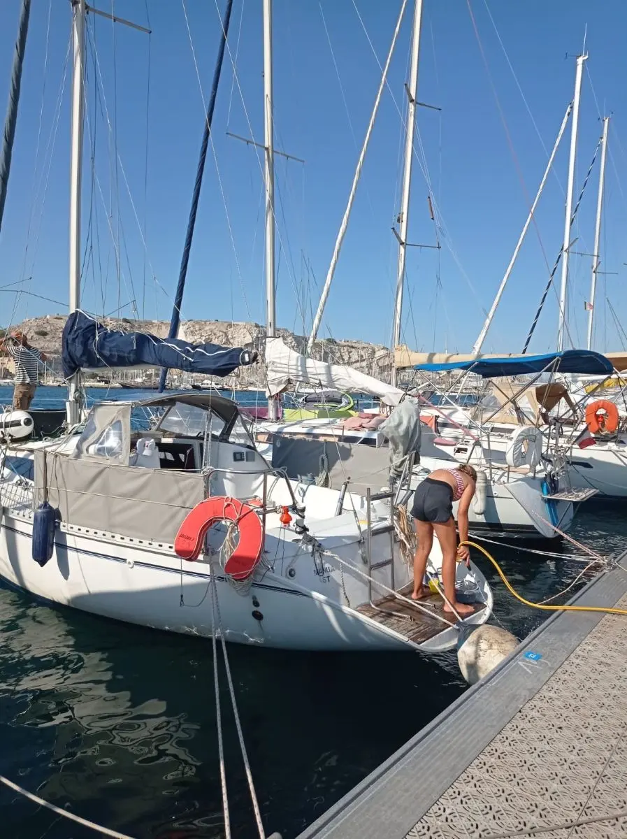 Gibert Marine Gib Sea 84 — Voilier amarré dans un port, entouré d'autres bateaux et de personnes.