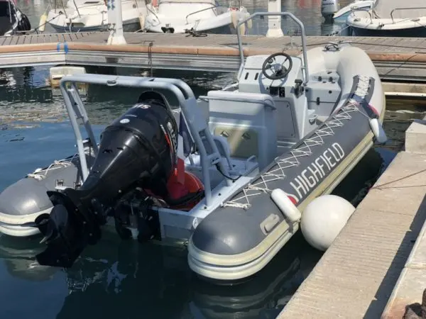Highfield OM 590 — Bateau pneumatique amarré au ponton, vu de trois quarts arrière.