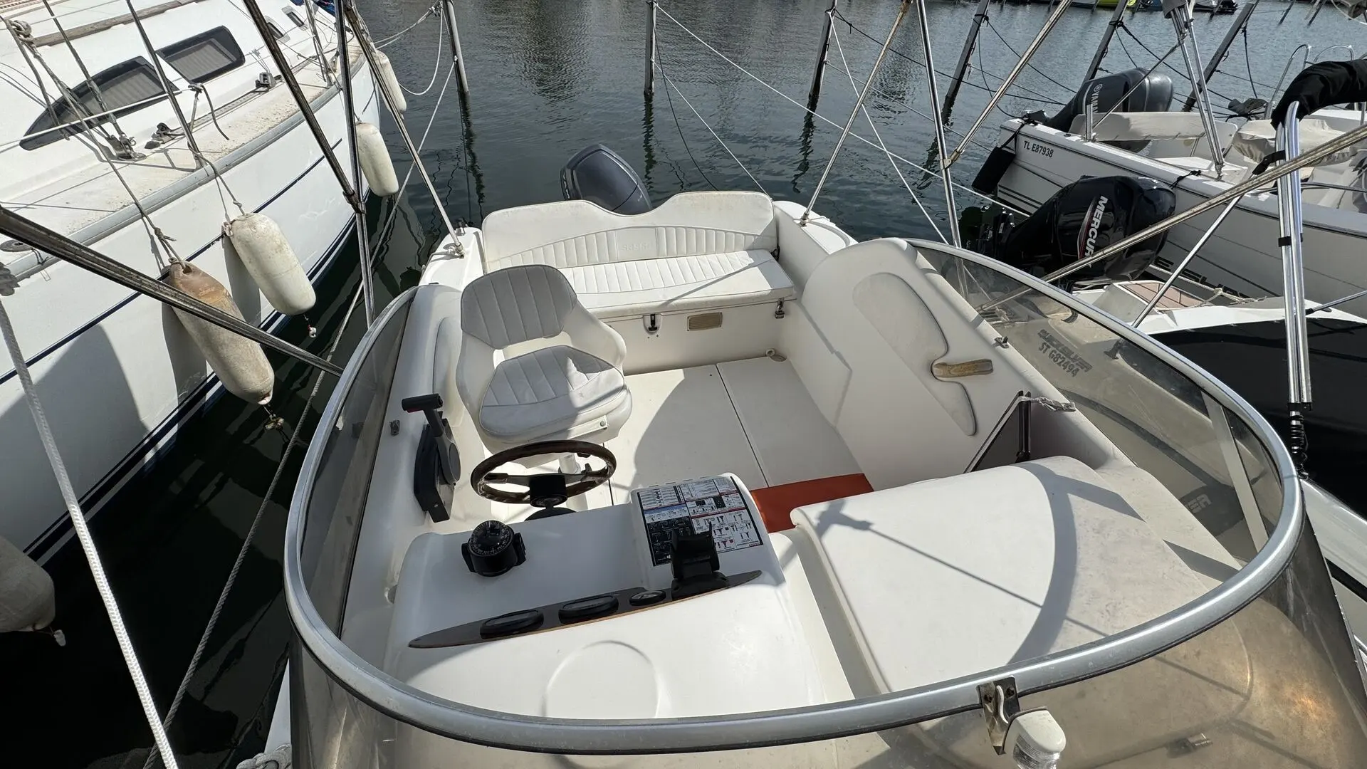 Sessa Marine Islamorada 19 — Vue du cockpit et du poste de pilotage d’un bateau amarré au port.