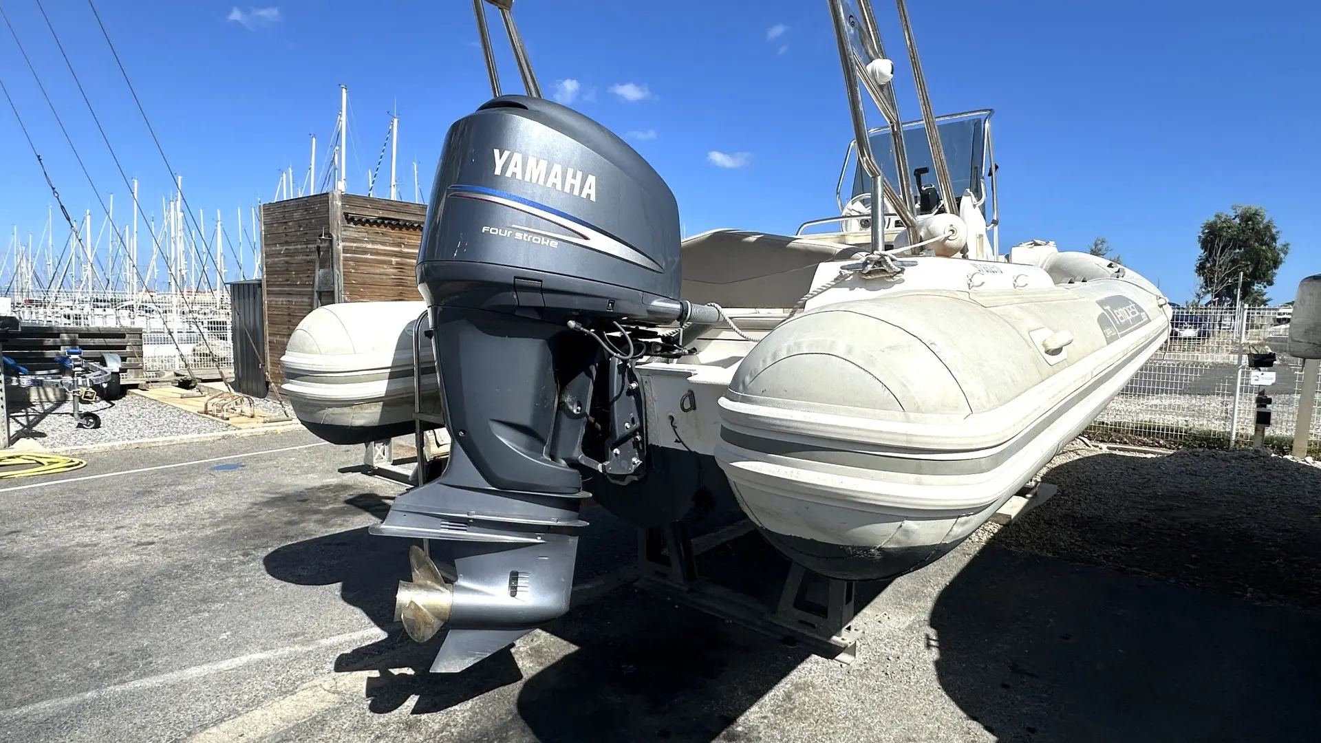 Capelli Tempest 690 — Vue arrière trois-quarts d’un bateau pneumatique équipé d’un moteur hors-bord.