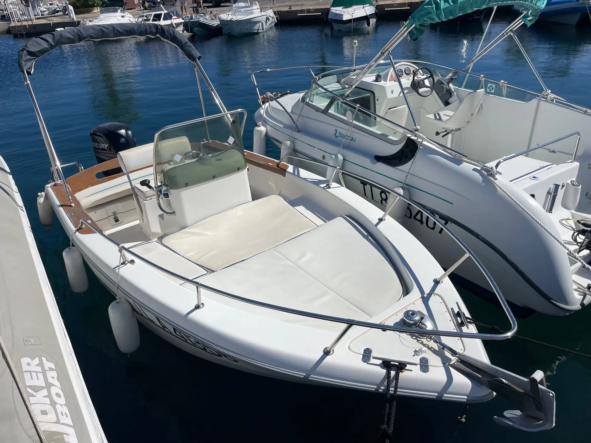 Capelli Cap 17 — Bateau à moteur blanc amarré dans un port, vu en plongée depuis l'avant.