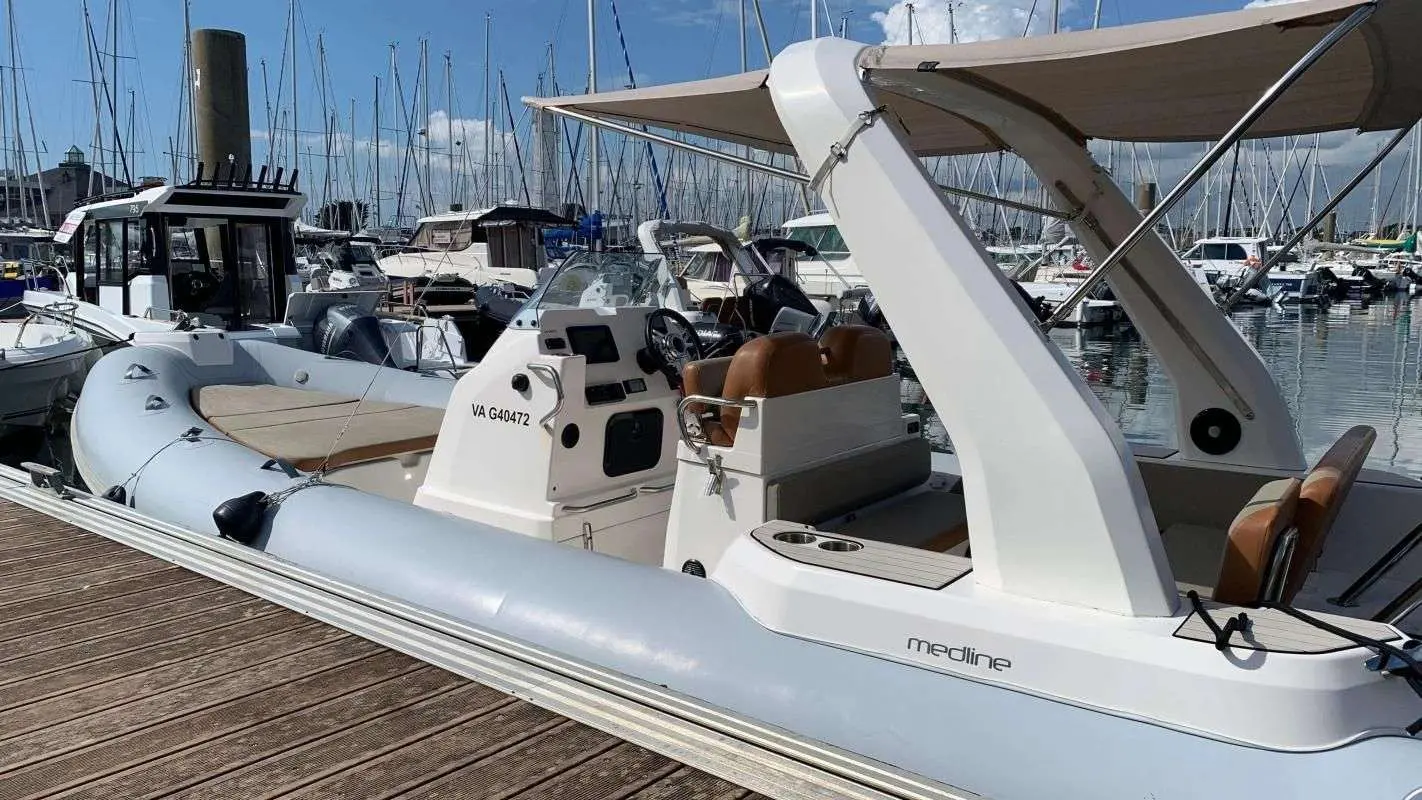 Zodiac Medline 750 LE — Bateau pneumatique amarré dans une marina, photographié de trois quarts.