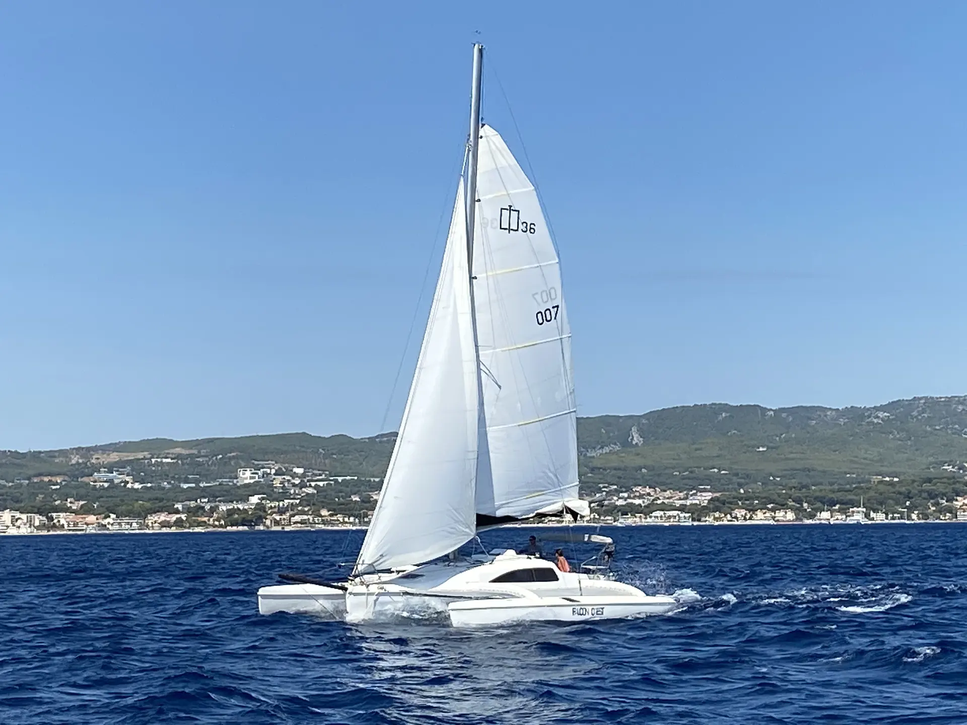 Corsair 36 — Trimaran à voile naviguant au large, avec deux personnes à bord.