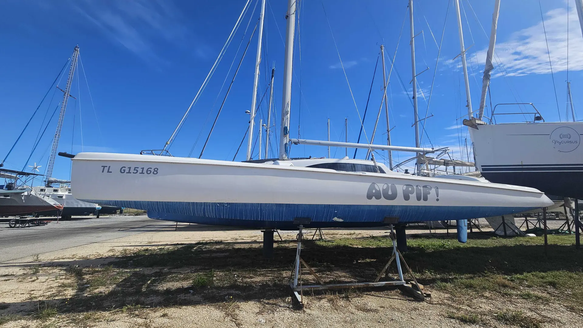 Corsair 36 — Voilier blanc à coque bleue présenté sur ber dans un chantier naval.