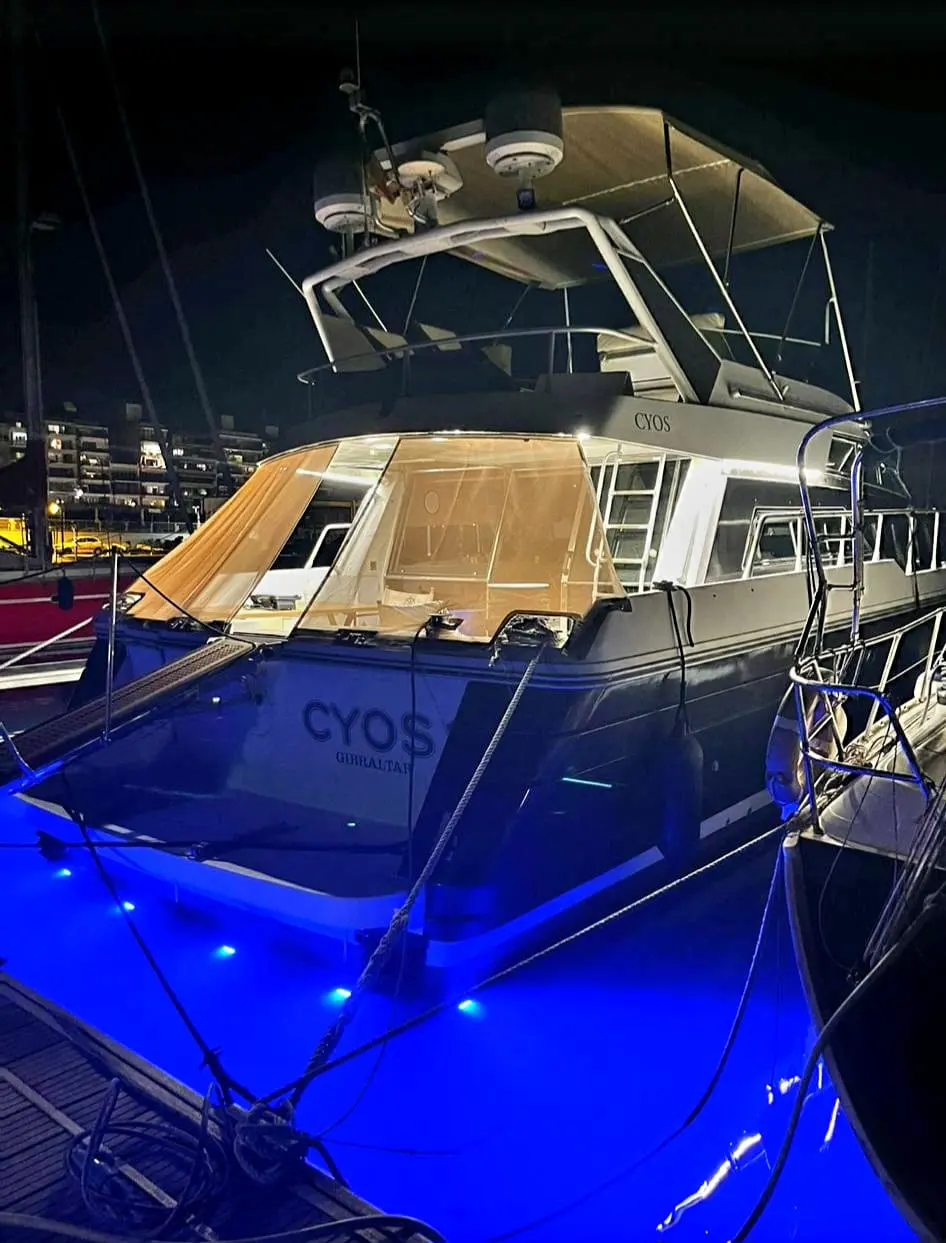 Mochi 46 — Bateau à moteur amarré de nuit, photographié de trois quarts à l’avant.