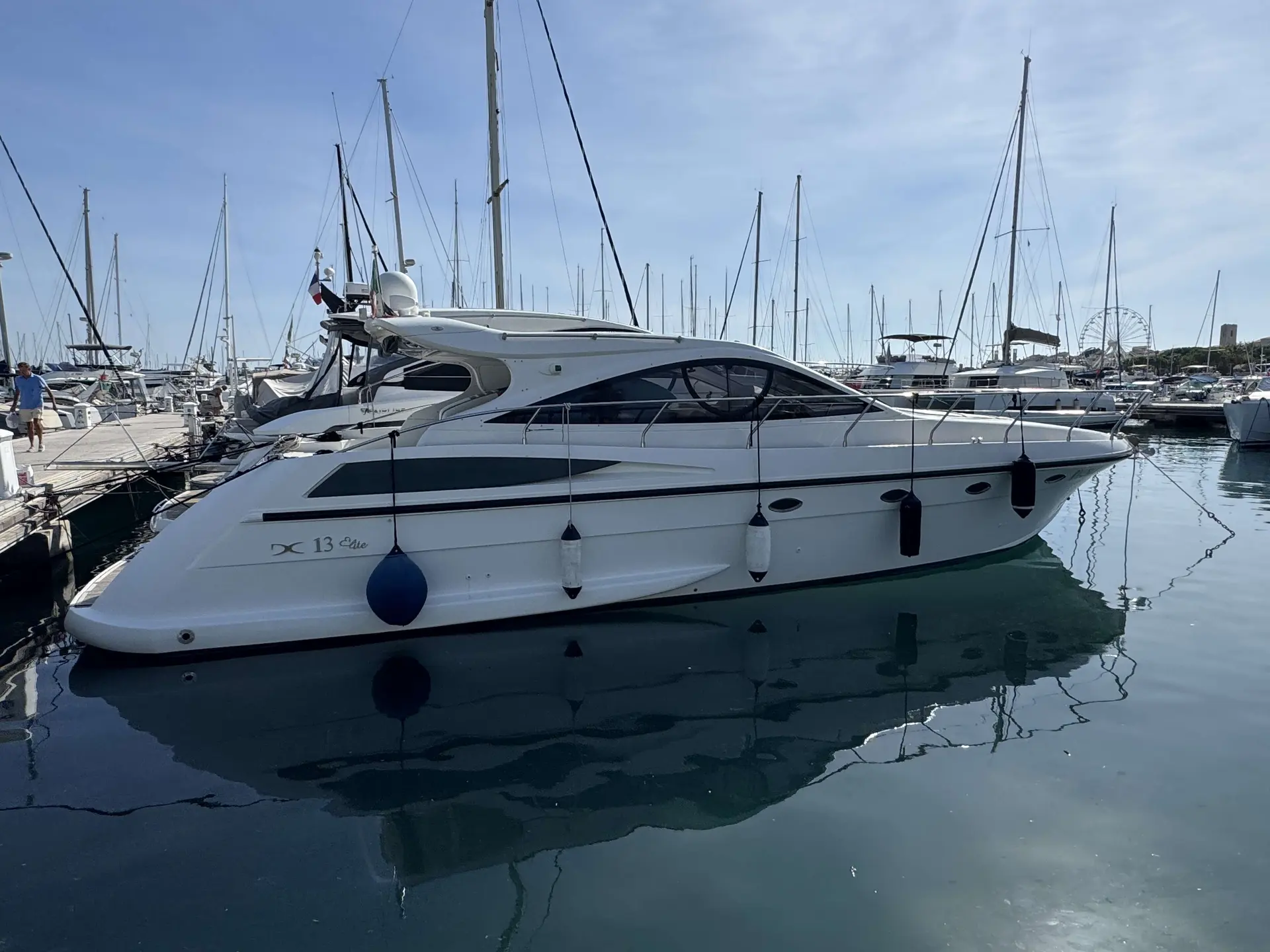 Della Pasqua DC 13 — Bateau à moteur blanc amarré dans un port de plaisance, vu de profil.