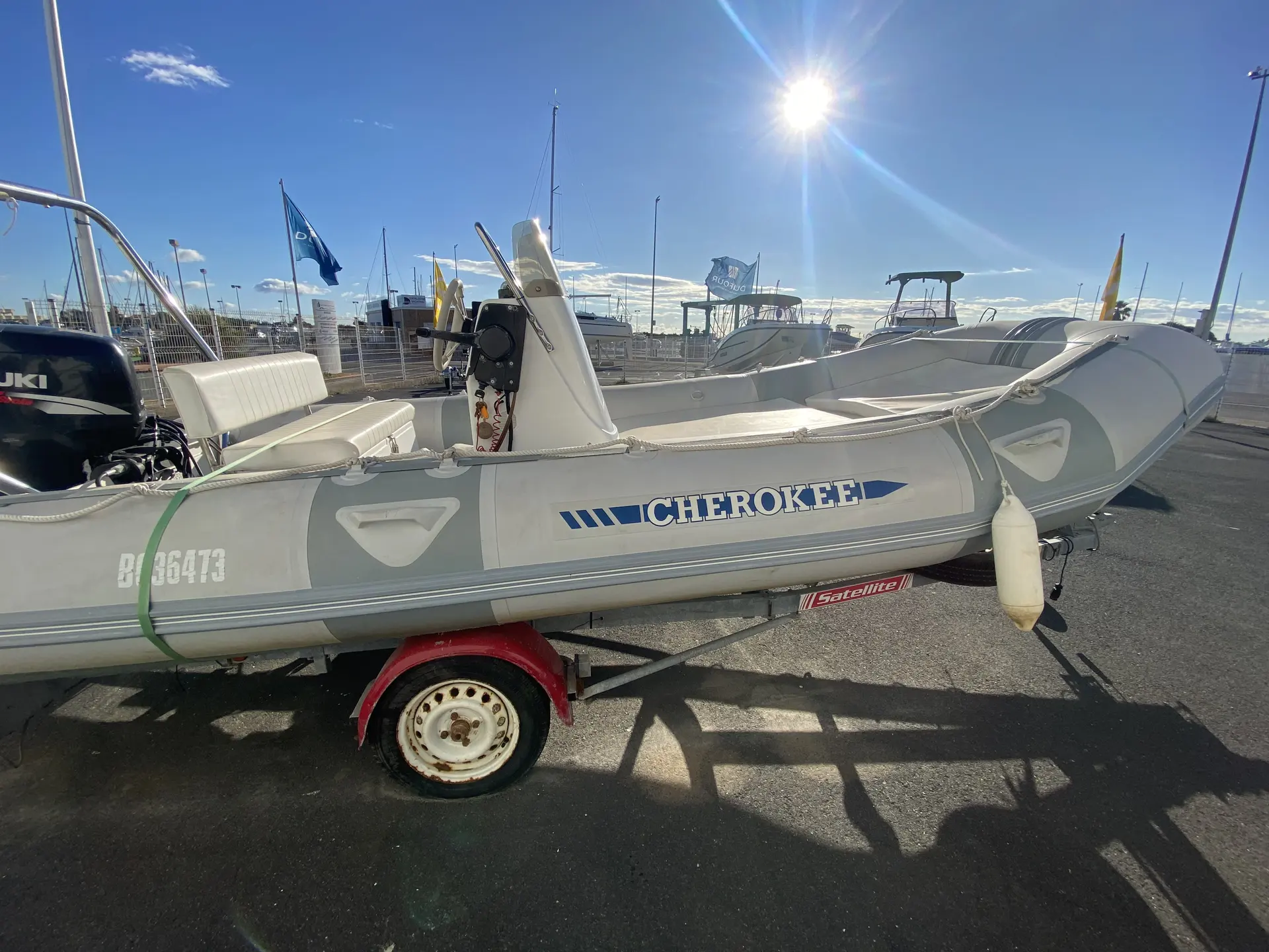 Zodiac Cherokee 495 — Bateau pneumatique gris présenté sur sa remorque dans un port.